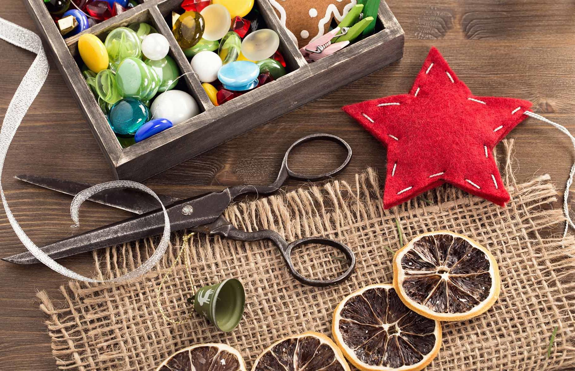 Ten preparada una caja de manualidades navideñas