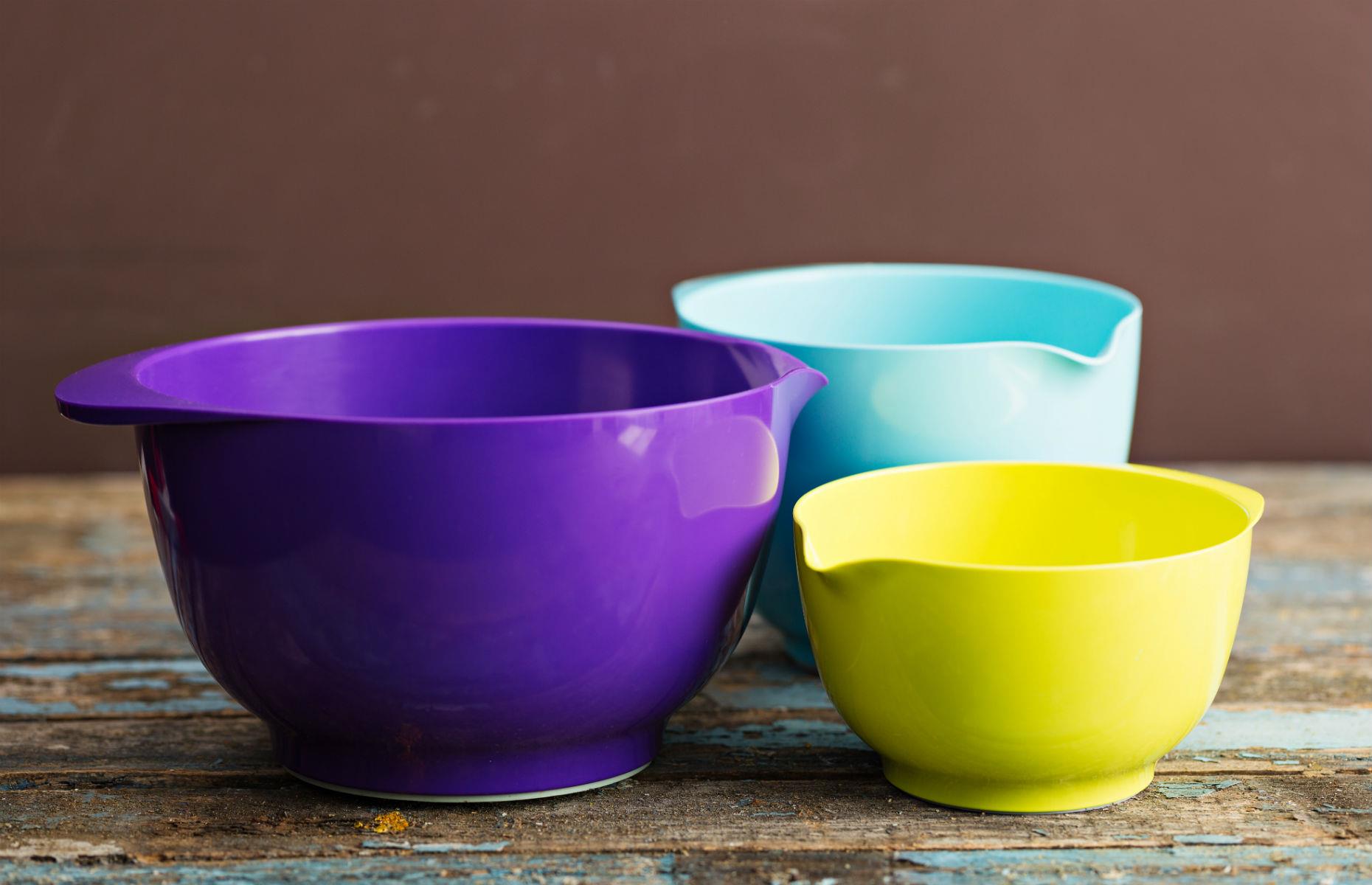 Nesting mixing bowls