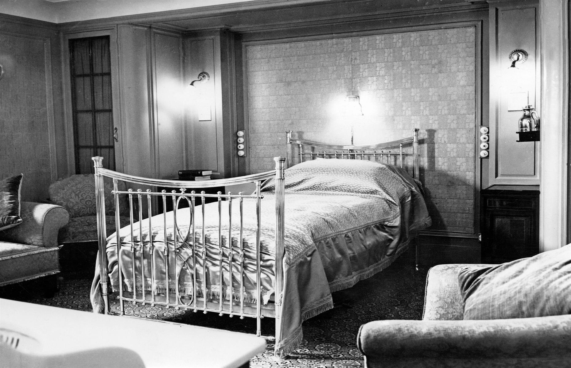 1939: RMS Empress of Australia's royal bedroom