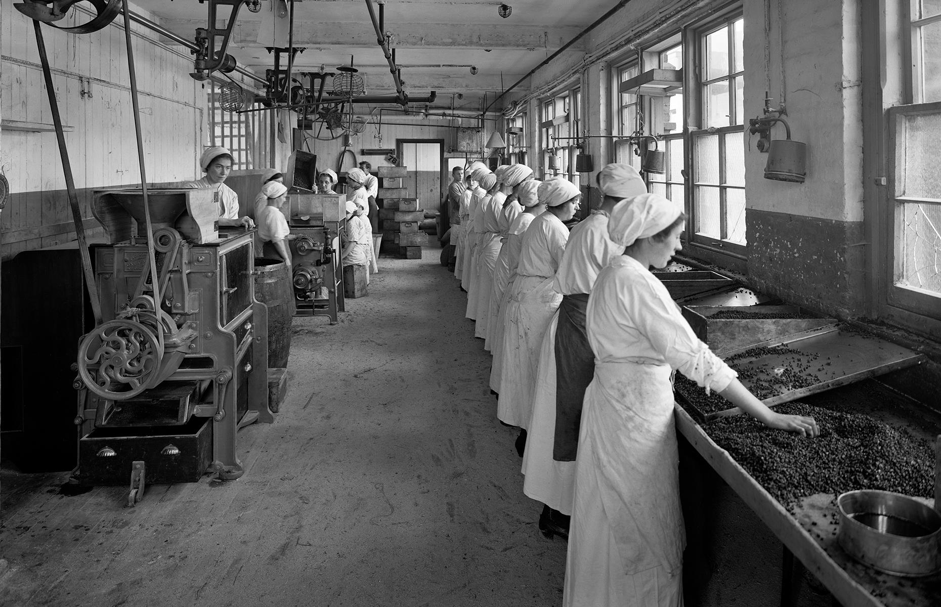 1910s: a festive feast for troops