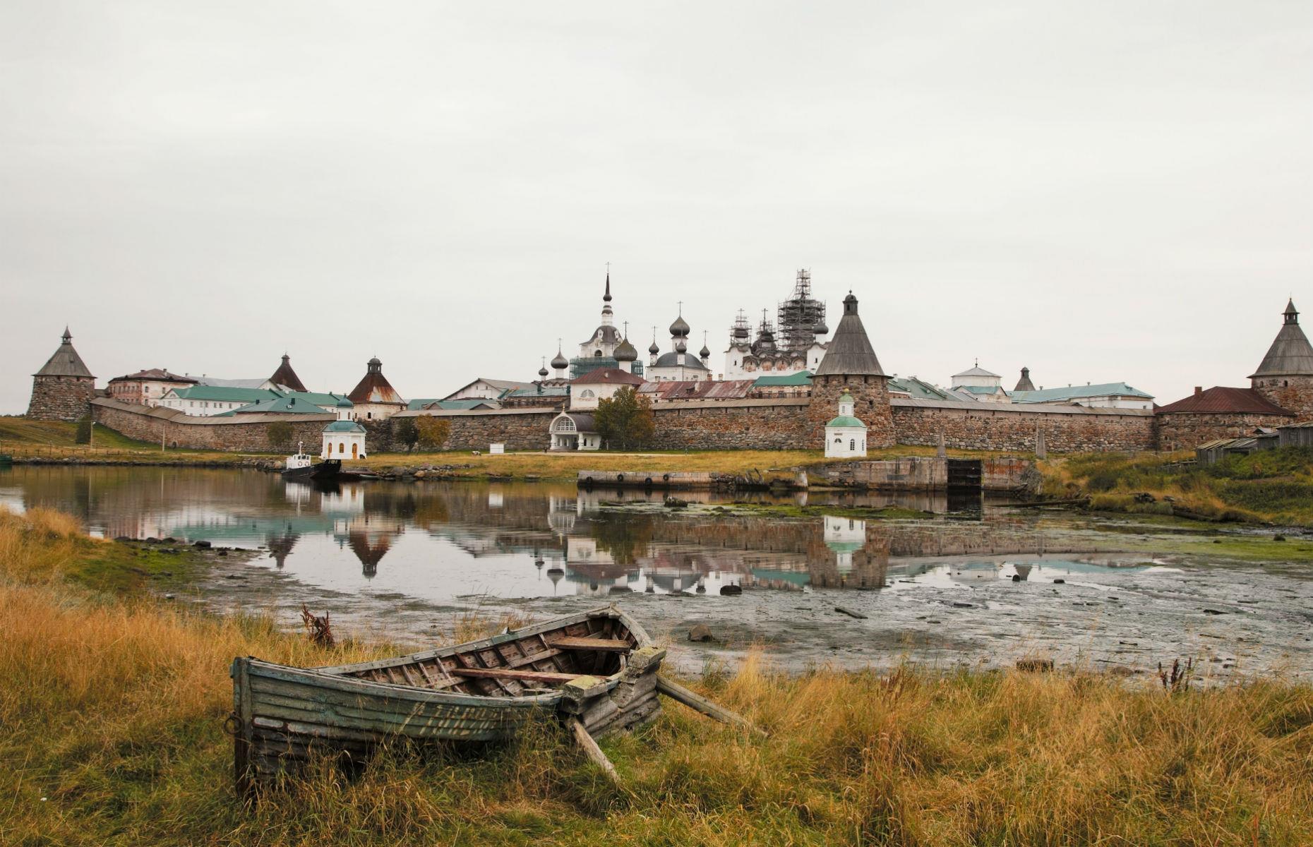 На русском севере перед. Соловецкий монастырь Кижи. Монастырь Соловки Кижи. Татарстан Соловки. Соловецкий монастырь река.