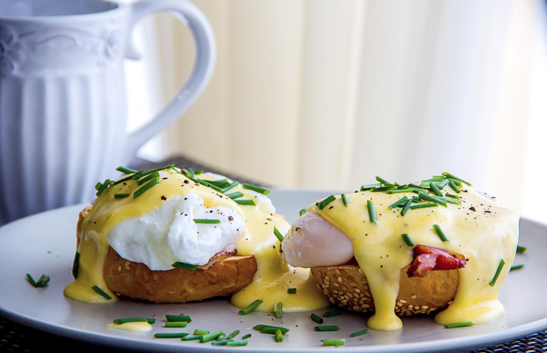 20. Make eggs Benedict with bananas