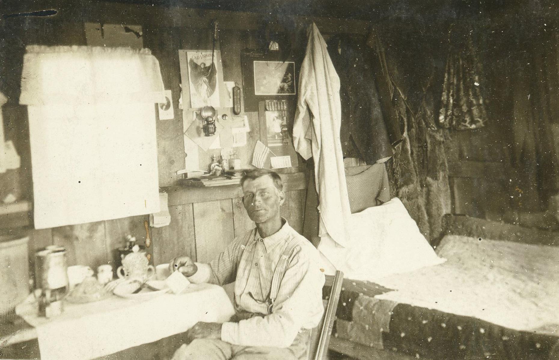 Dentro de una cabaña de reclamación, Dakota del Sur, 1905