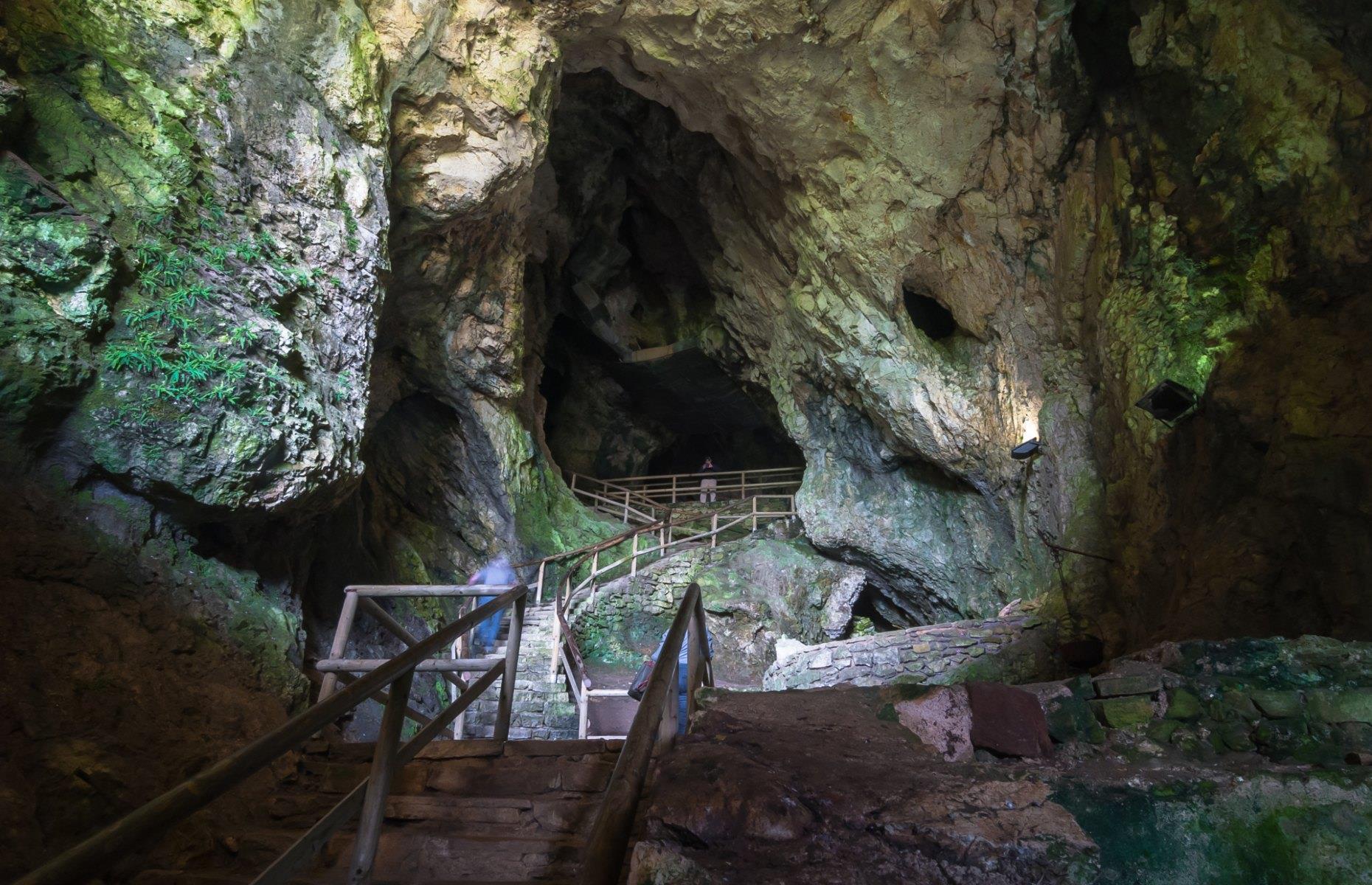 Túnel secreto de abastecimiento en el castillo de Predjama, Carniola Interior, Eslovenia 