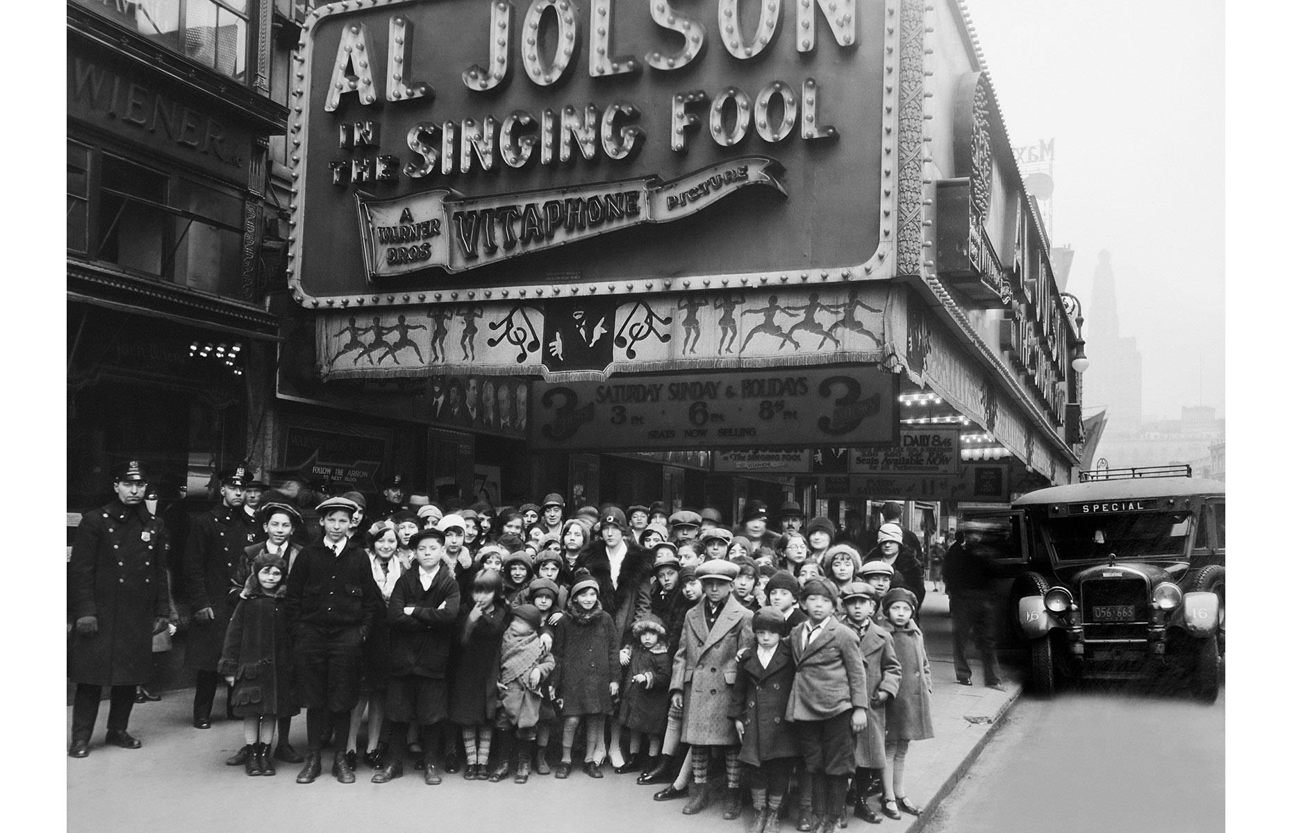 1928: Everyone goes to the movies
