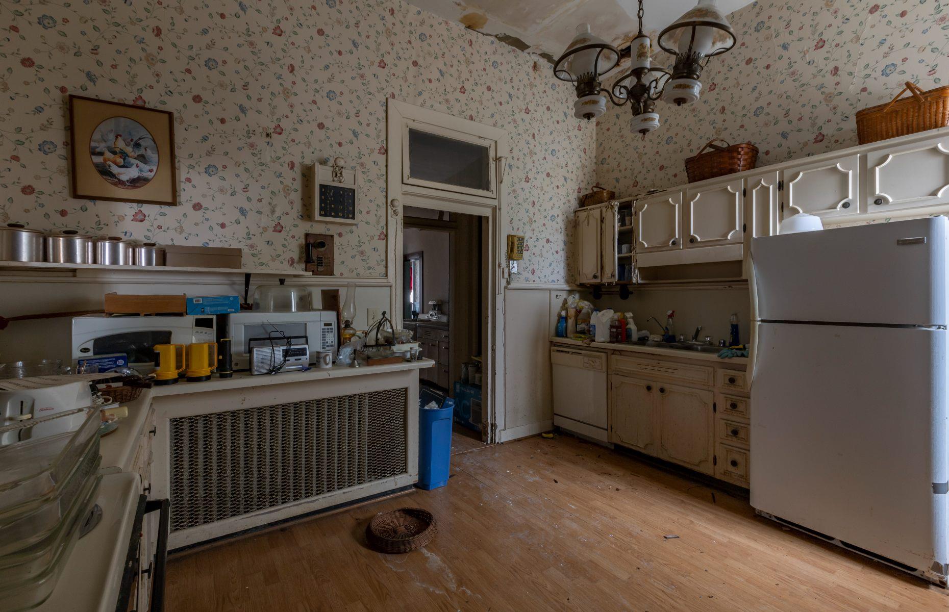 Crumbling kitchen