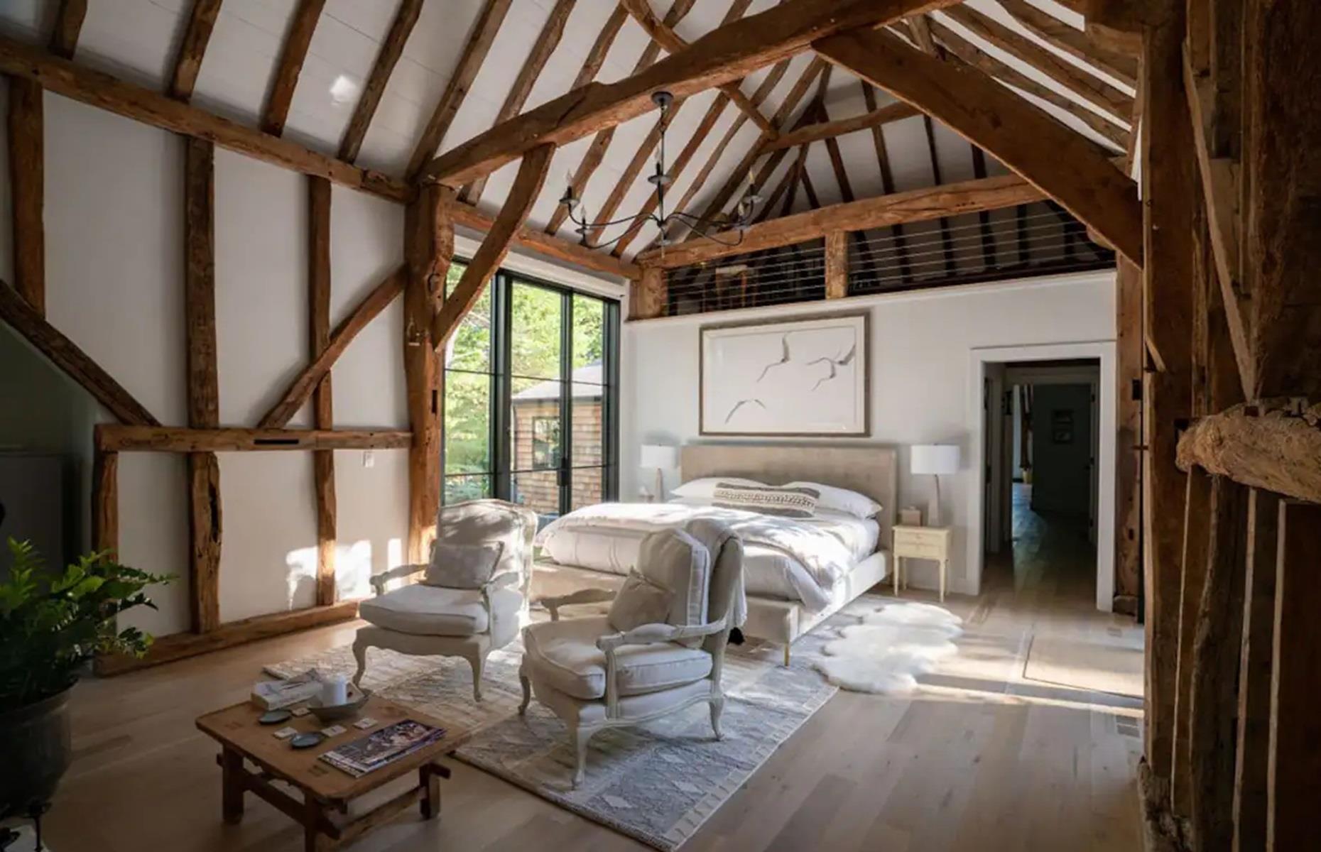 400-year-old English barn, New York, USA