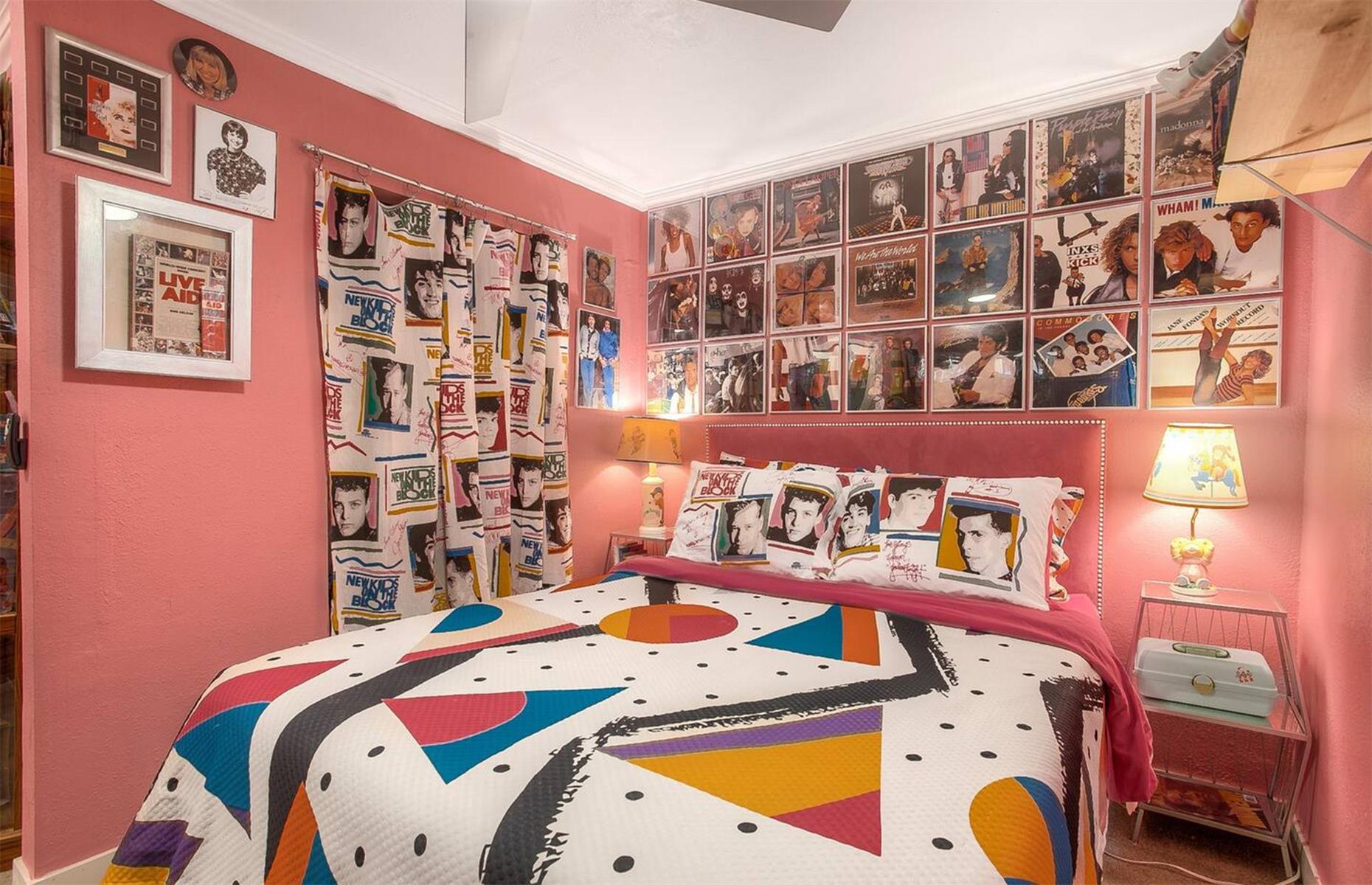 80s-themed Airbnb, Washington, USA