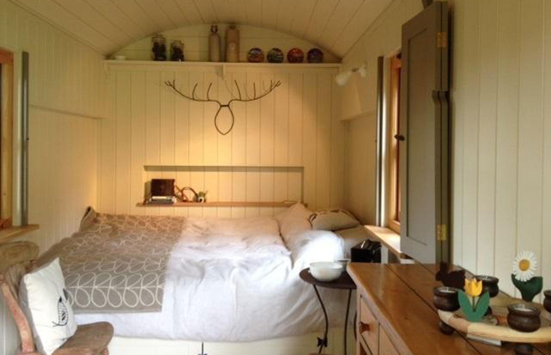 3. Mid-range: Plankbridge Shepherd's Hut, Eyam, UK