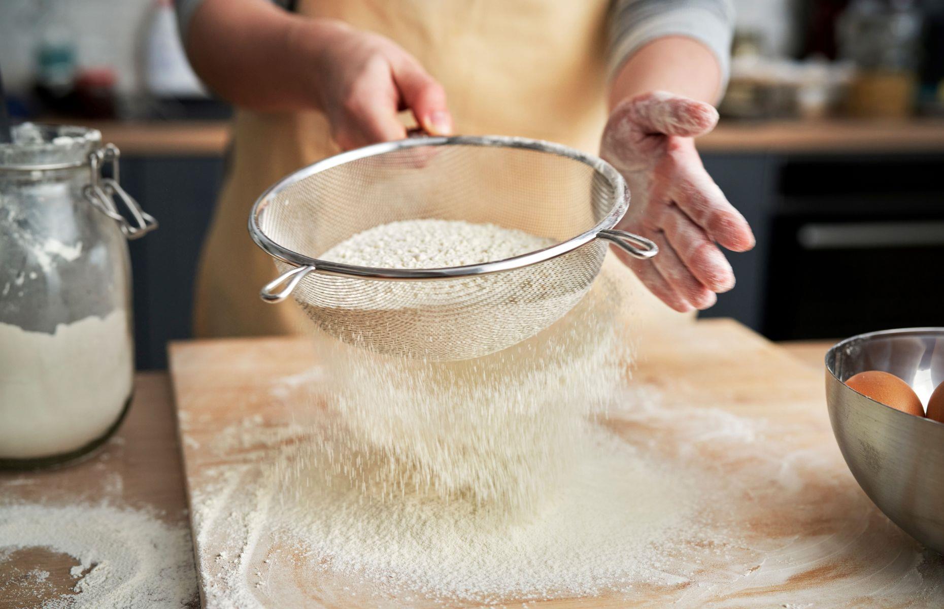 10. Sift air into cakes