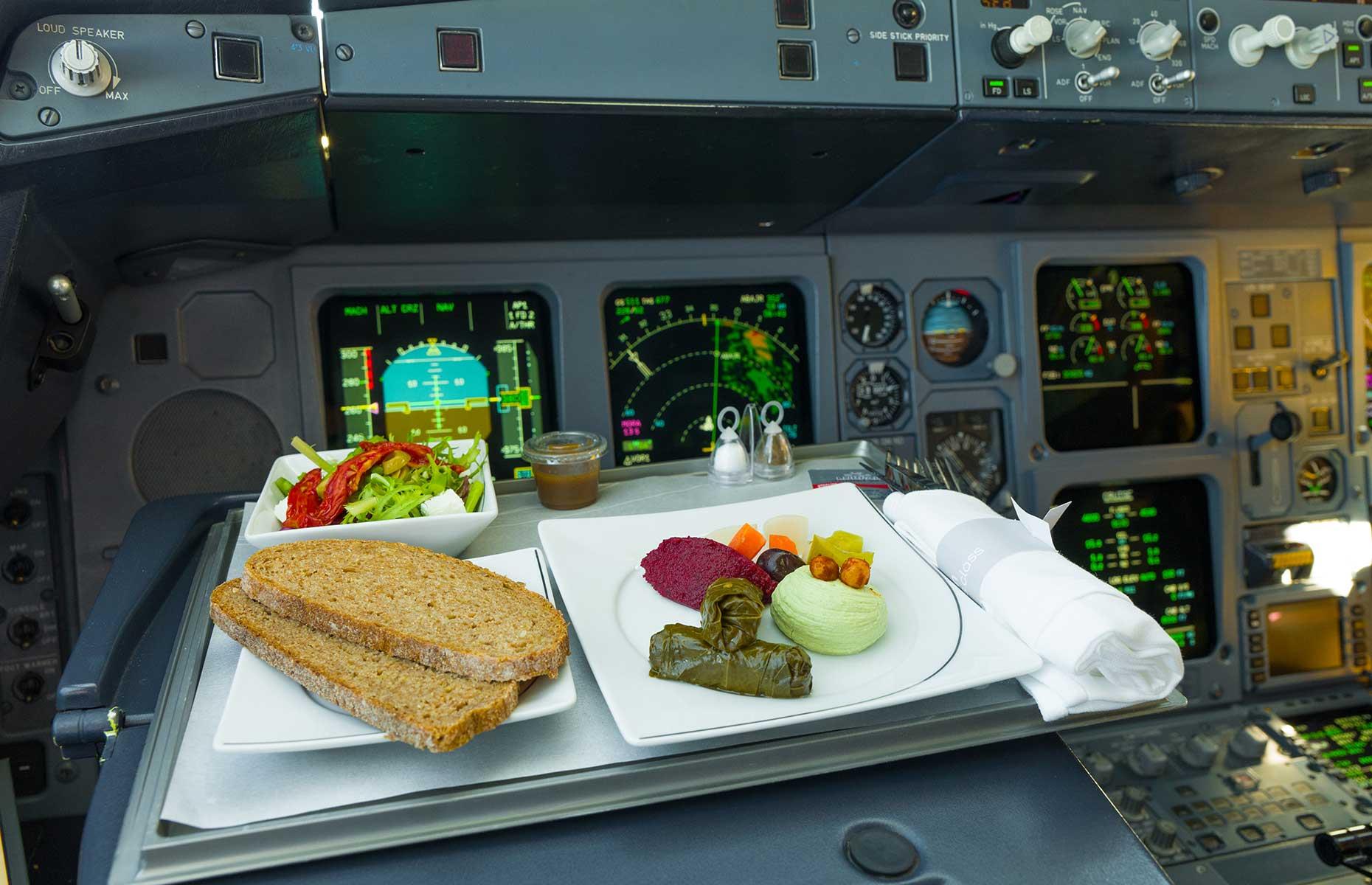 Pilots and co-pilots eat different meals