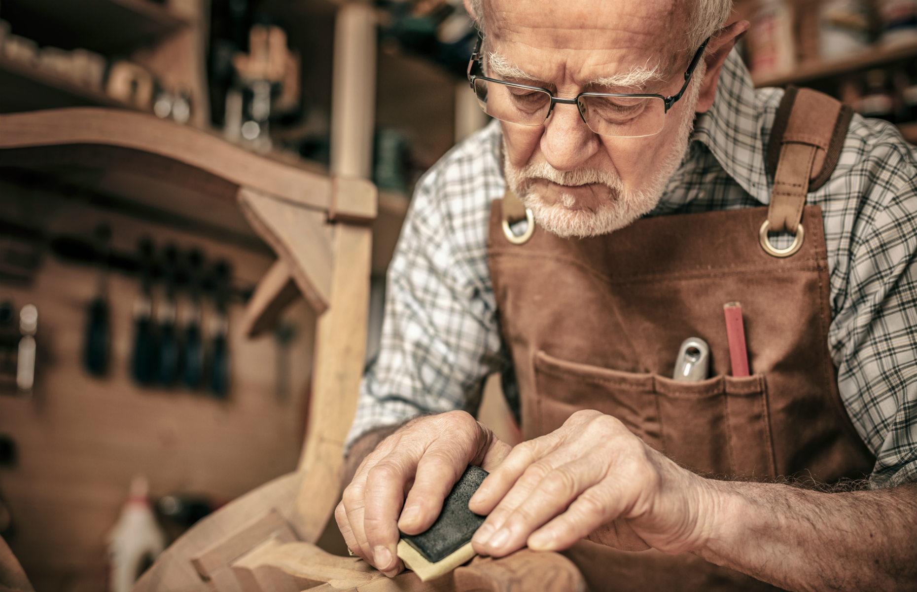 Плотник и ученики. Old man desk. Гарольд программист. Old man still work. Фото деловой старик.
