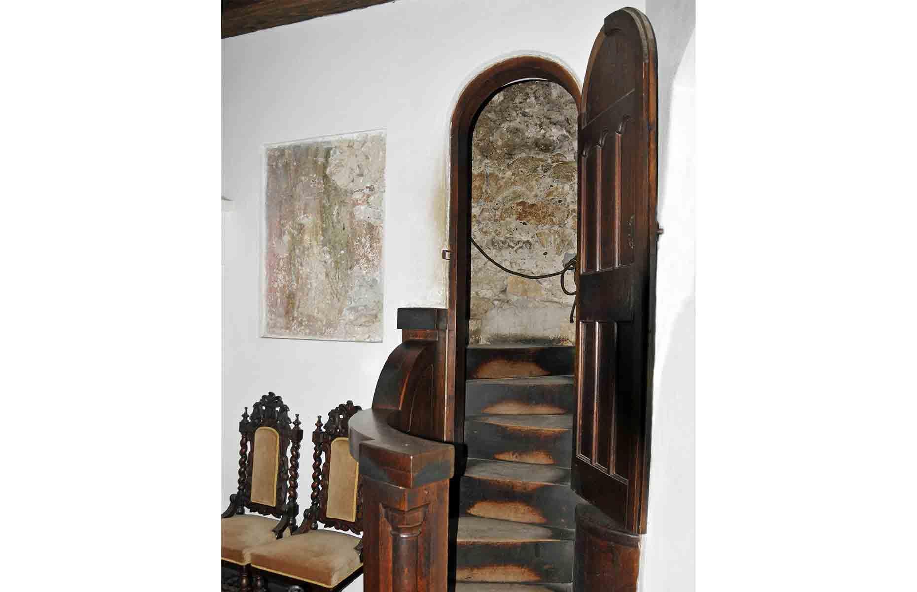 Escalera de escape en el Castillo de Bran, Transilvania, Rumanía 