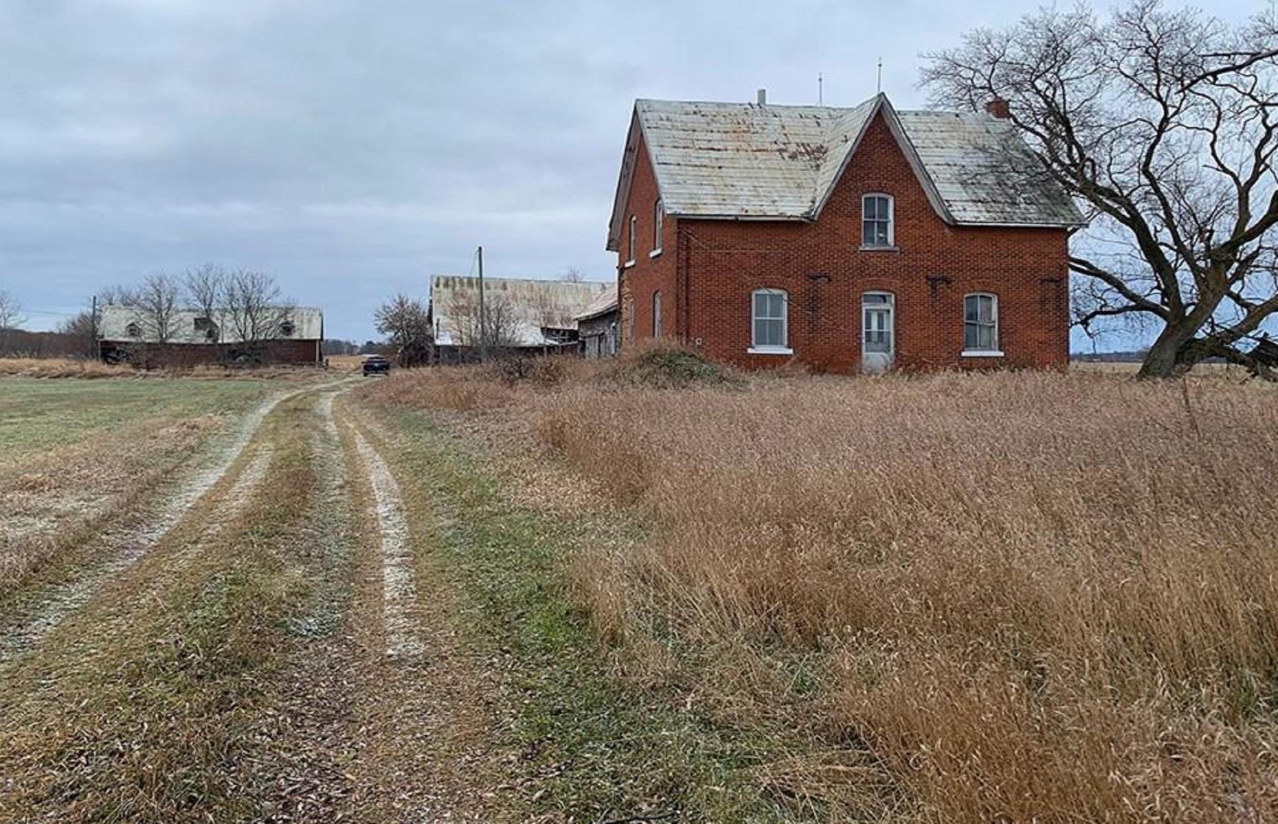 Abandoned farmhouse: Ontario
