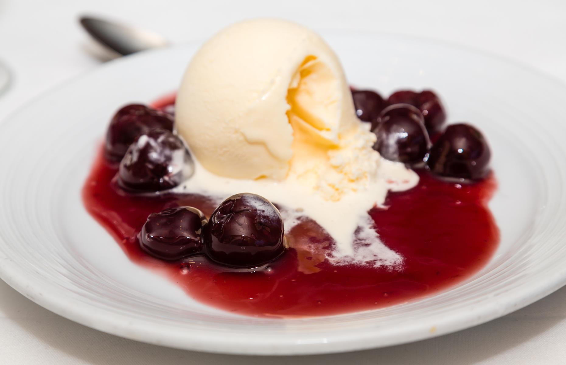 Flambierte Kirschen auf Vanille-Eis