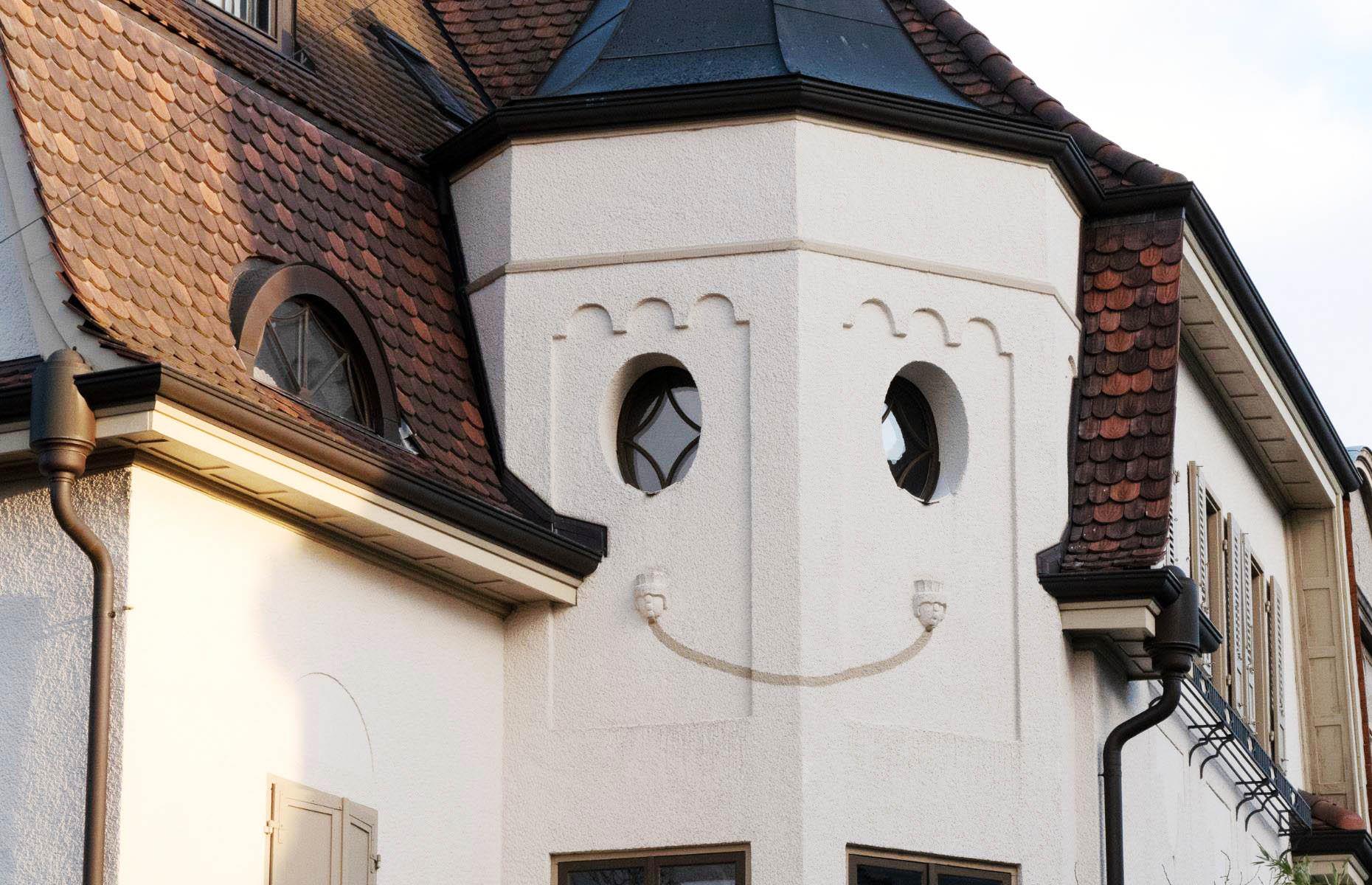 Häuser mit Augen, Mund und Nase