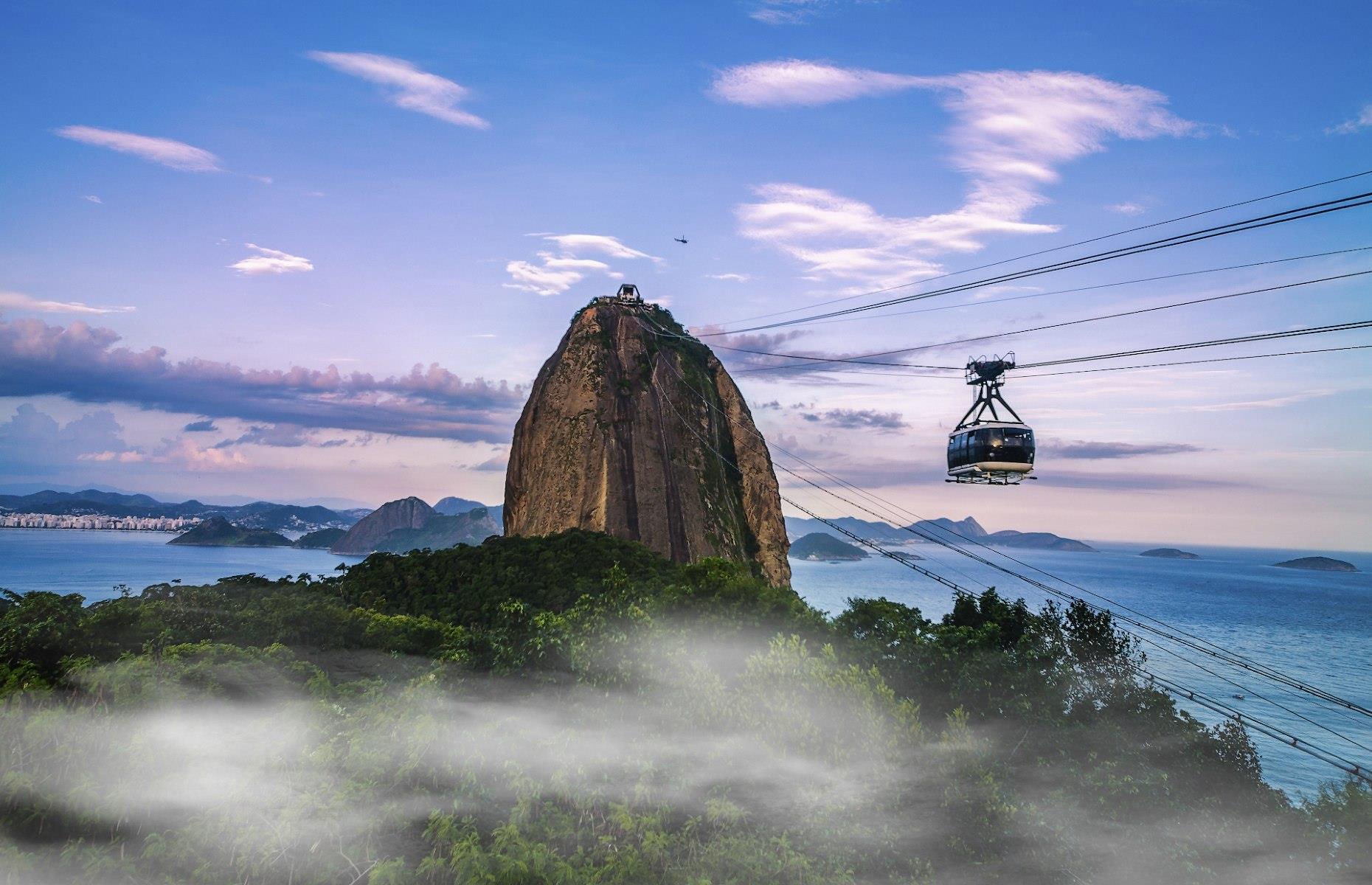 Пан ди асукар. Гора сахарная голова Рио-де-Жанейро. Rio de Janeiro Sugar Loaf Mountain. Гора в Бразилии с канатной дорогой. Канатная дорога на сахарную голову.