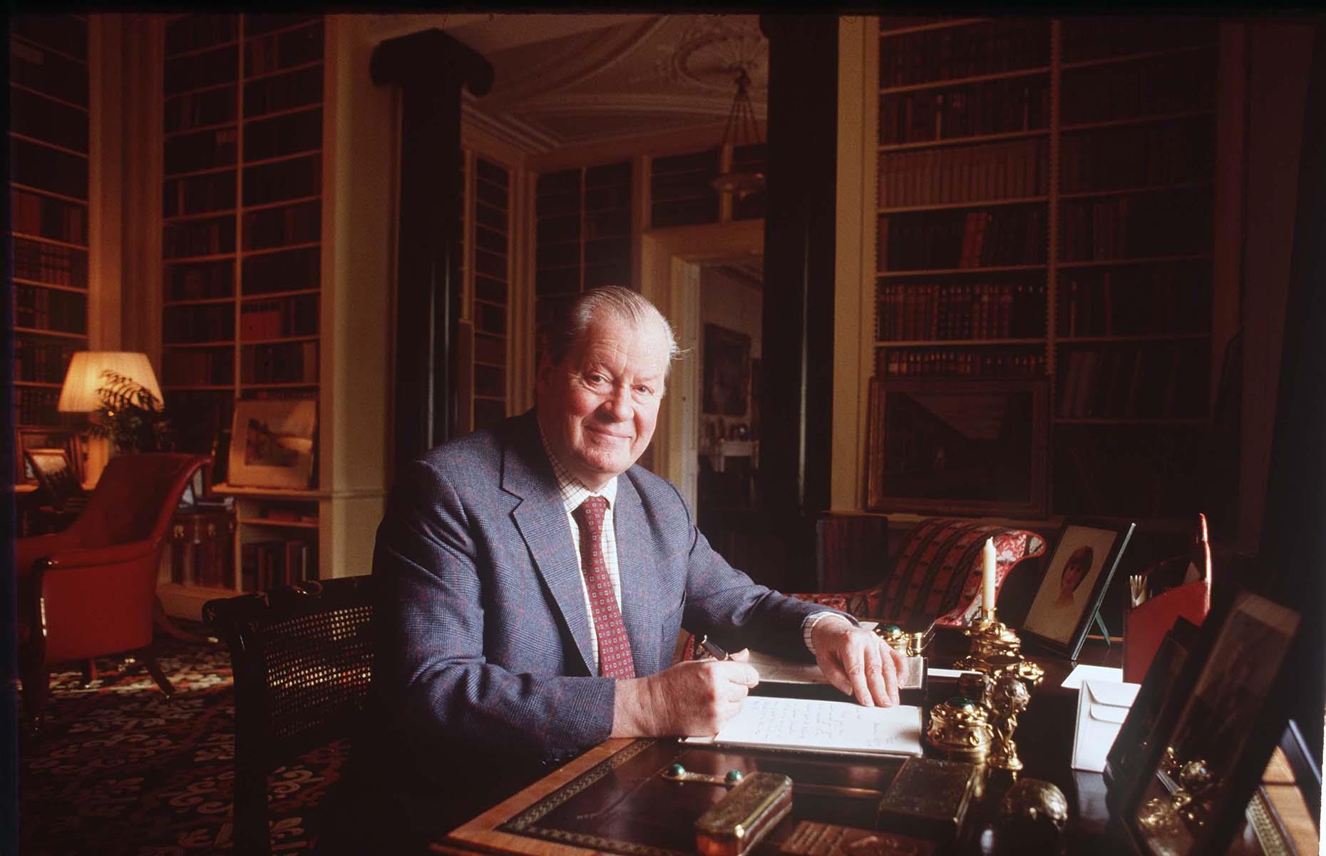 Althorp passes to Diana's father