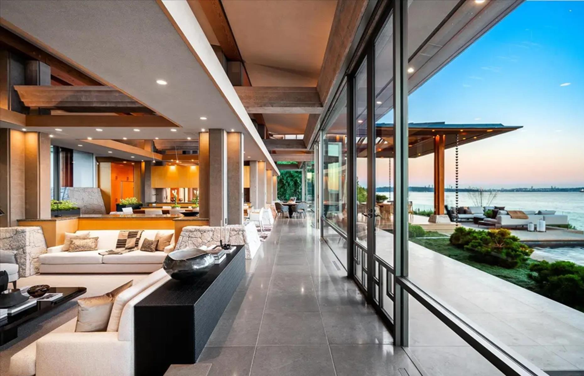 Waterfront estate: breathtaking, coastal views