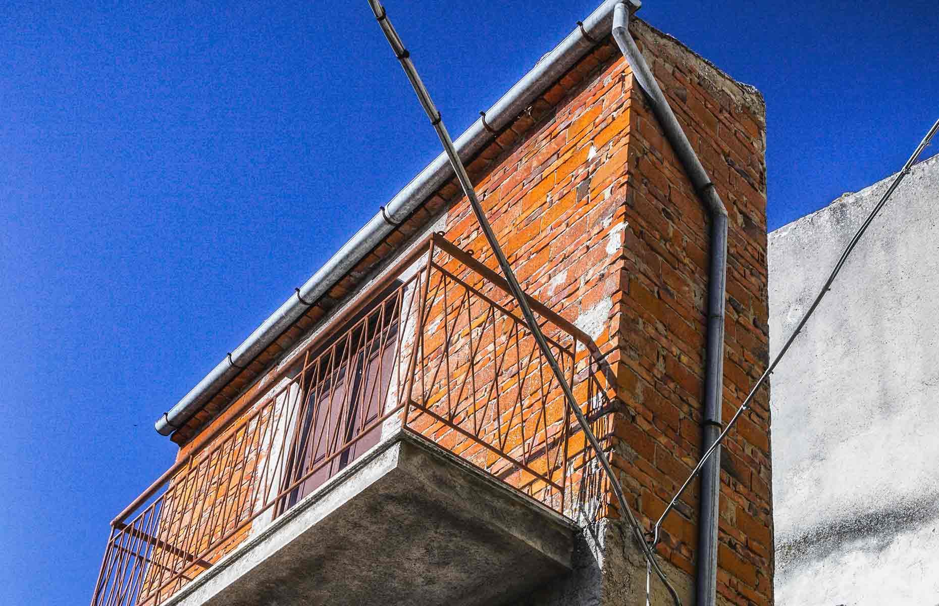 Man builds three-foot-wide house to block neighbour’s outlook