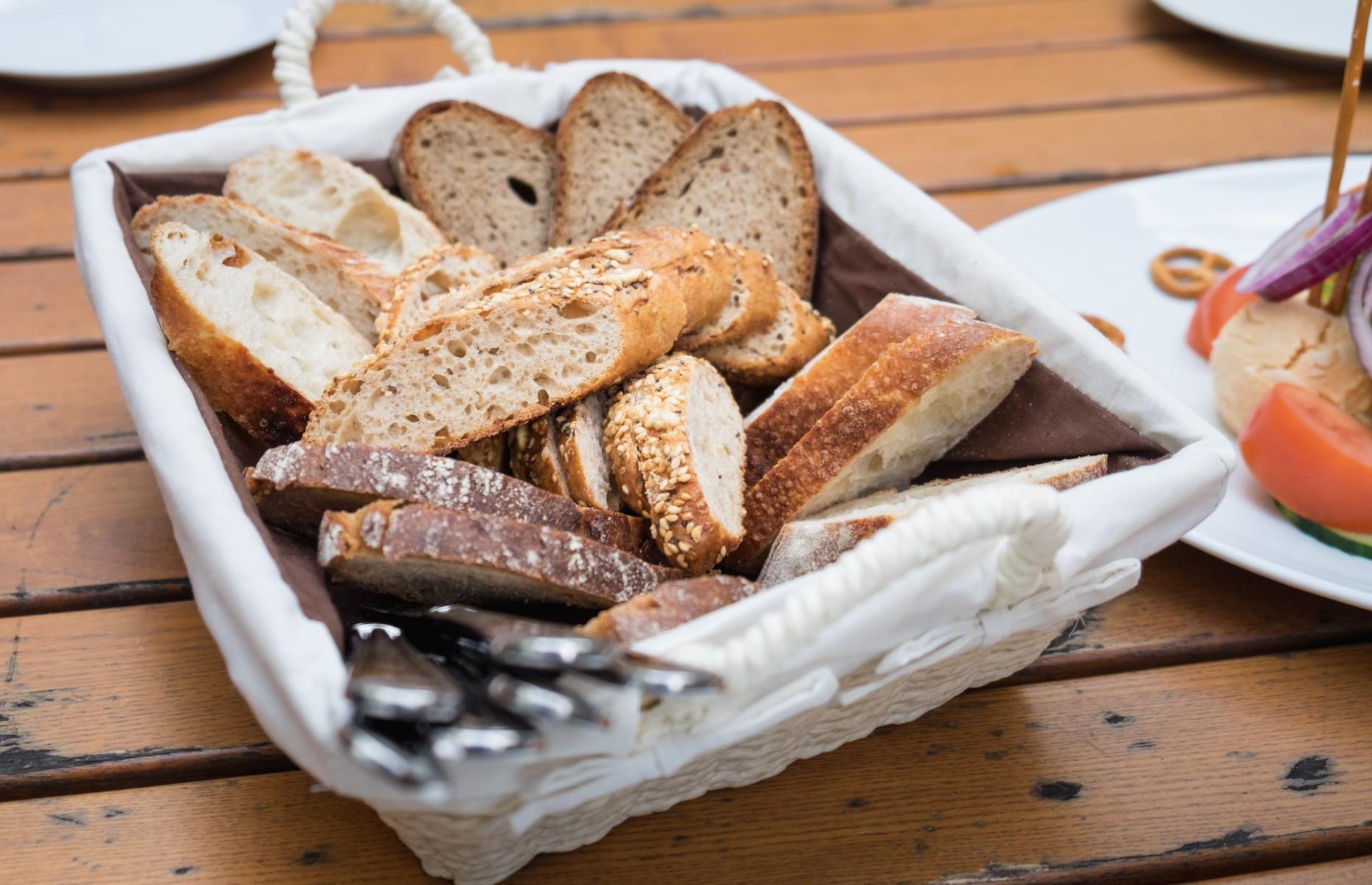 Brechen Sie Ihr Baguette in Frankreich immer in Stücke