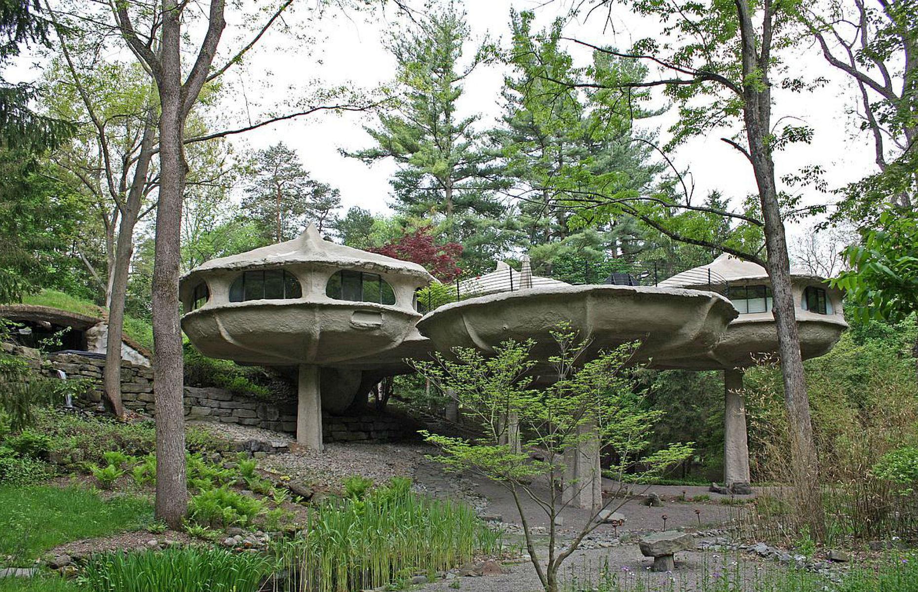 Дом гриб. Дом-гриб в городе Перинтон, США. Бруно дзеви дом гриб. (The Mushroom House aka Tree House), Цинциннати, Огайо, США. Необычный дом-гриб в Мэриленде.