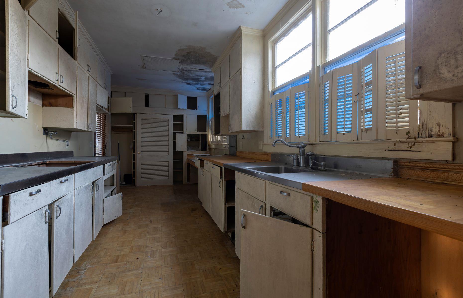 Crumbling kitchen