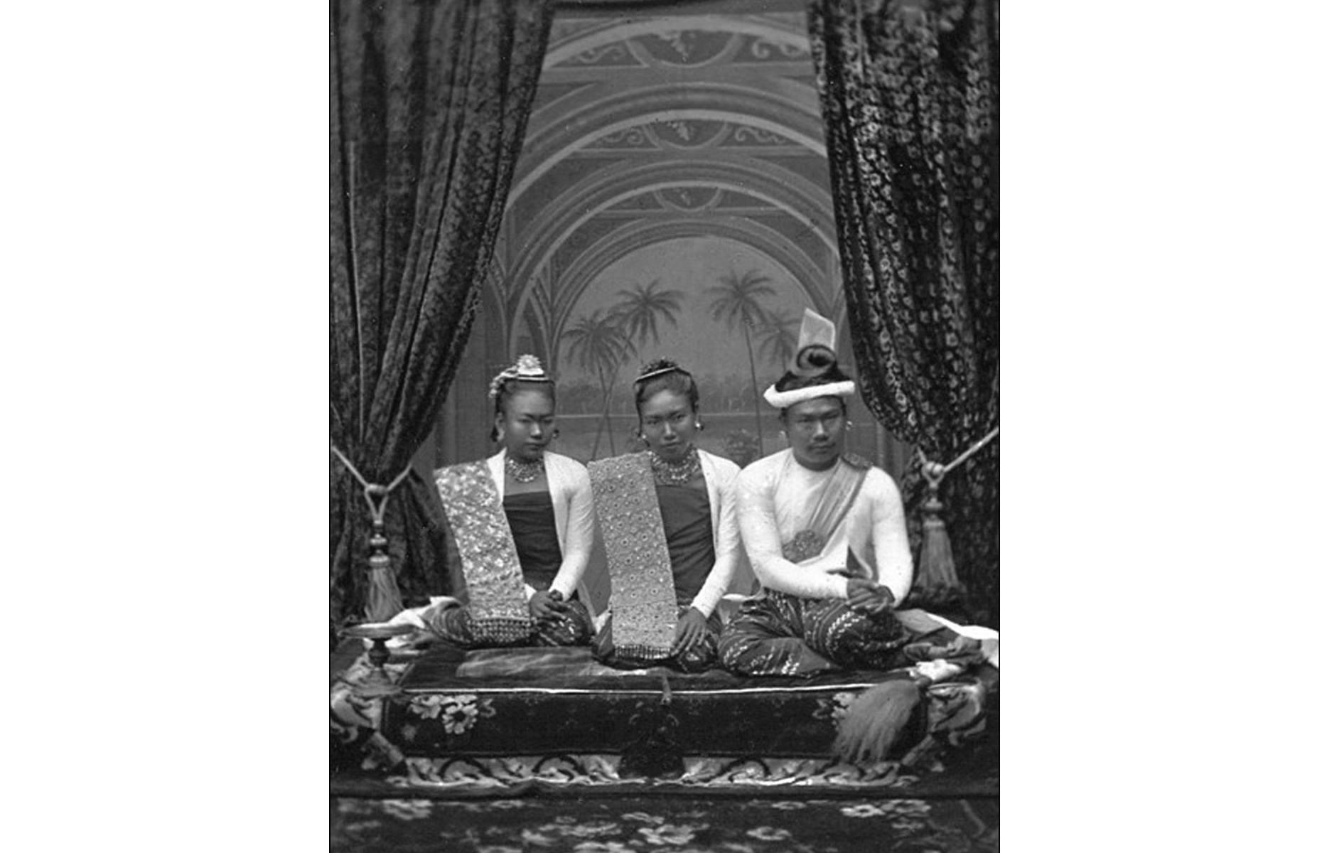 1885: El rey Thibaw y la reina Supayalat en el Palacio Real, Mandalay, Myanmar