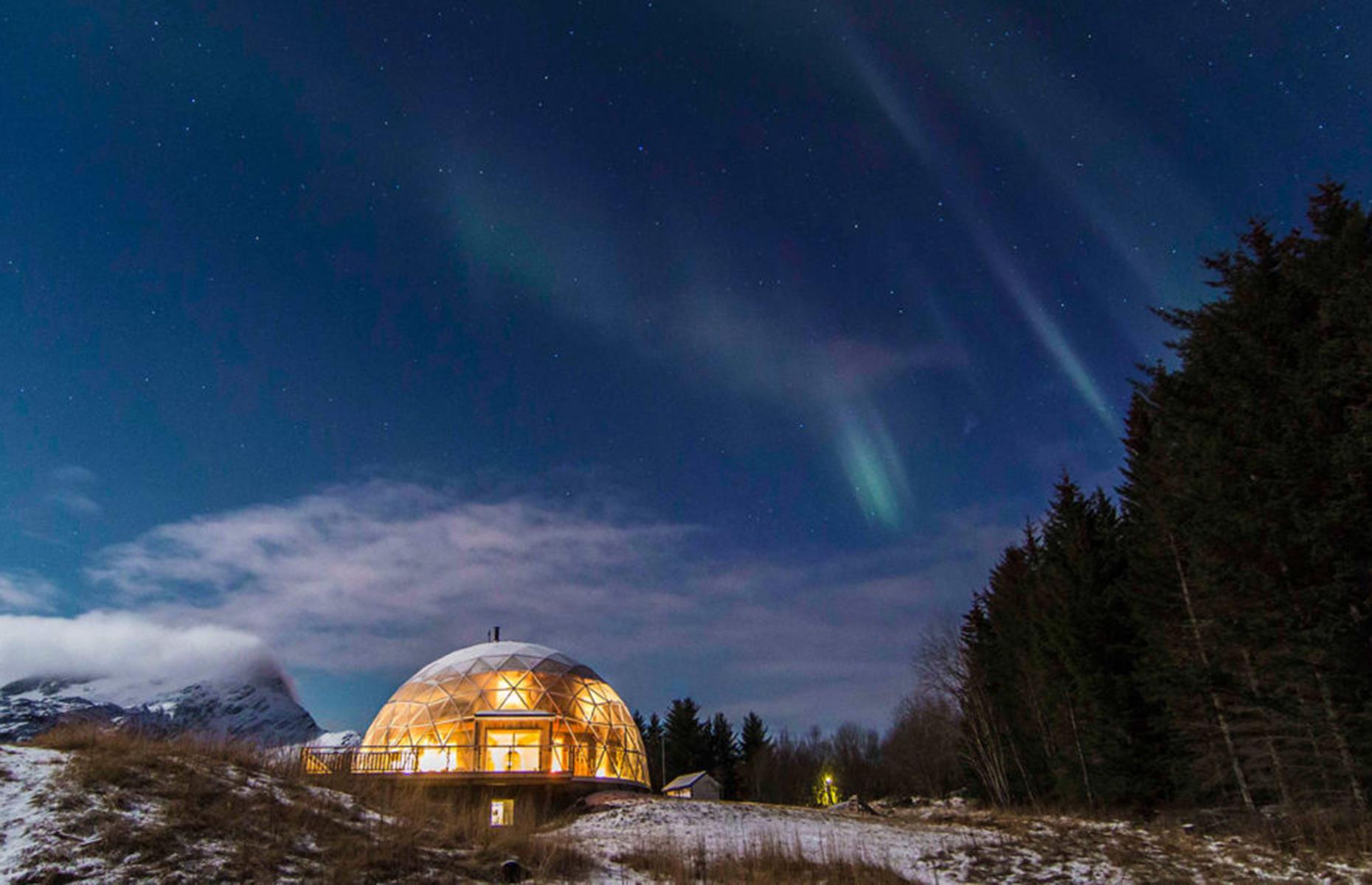 Что находится перед полярным кругом. ЭКОДОМ под куполом в Норвегии. Solardome купол. Дом под геокуполом Норвегия. Айхал купол.