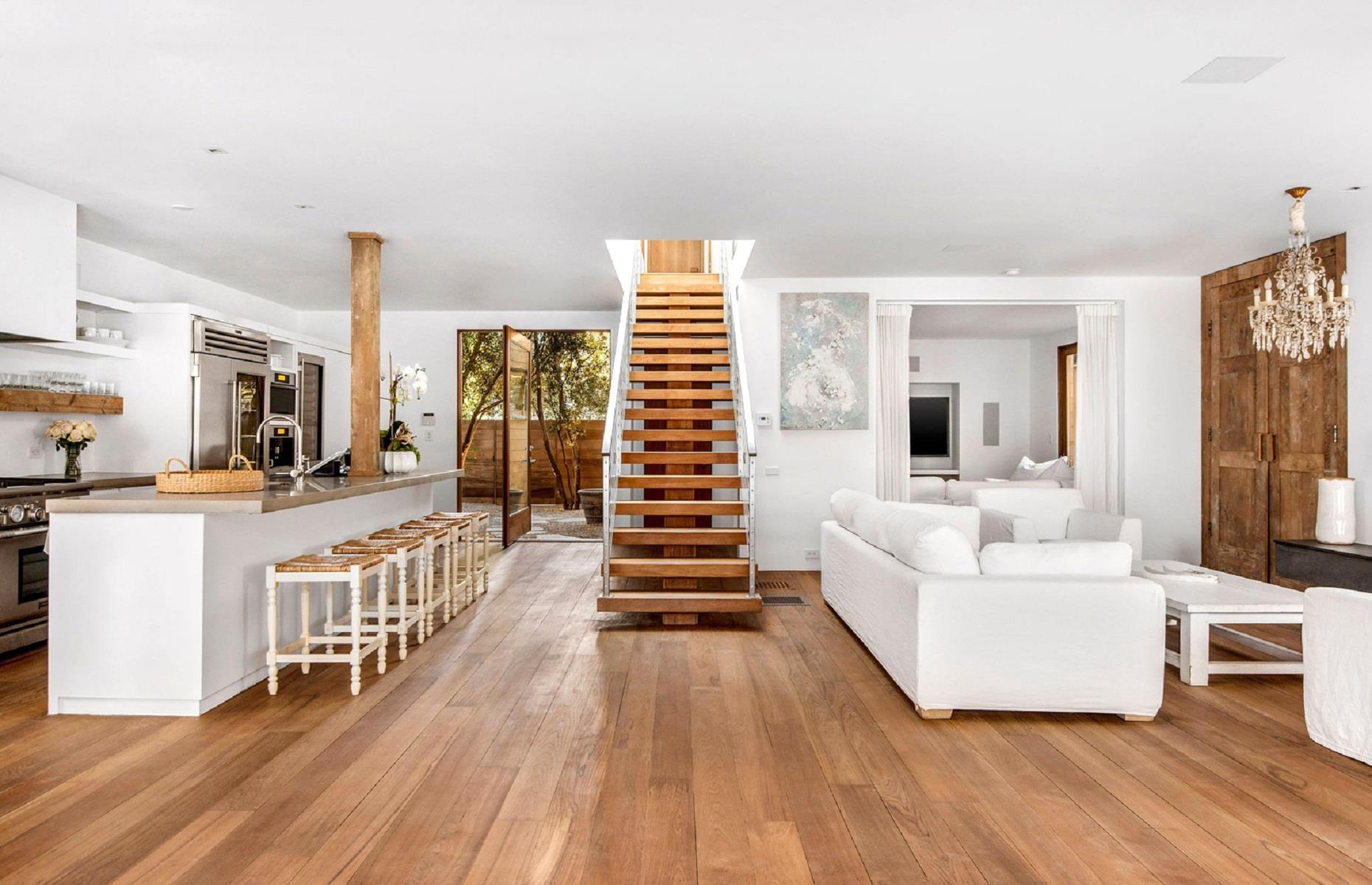 Pamela Anderson's Malibu beach house: listed for $14.9 million