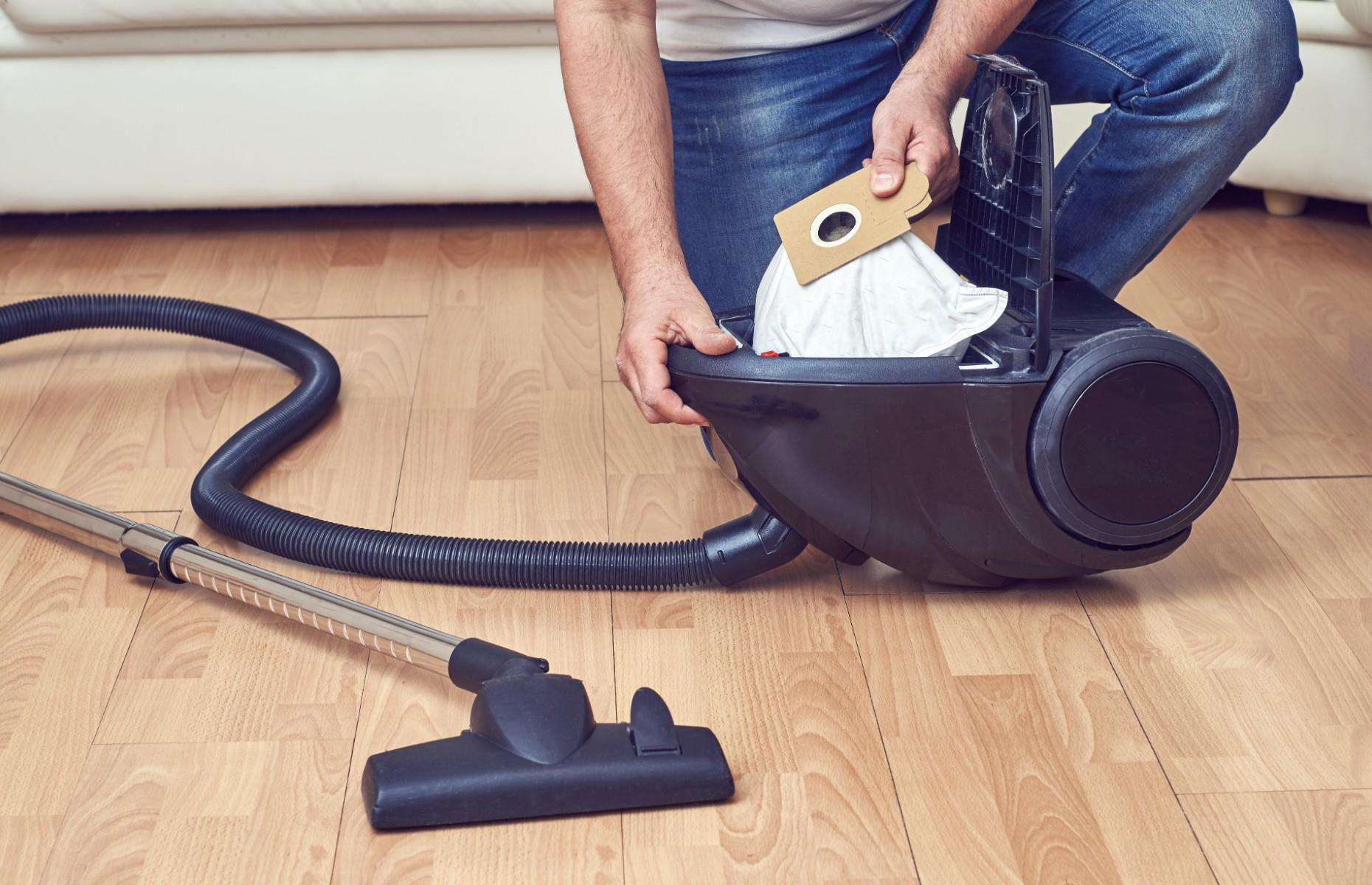 Ne pas vider le sac ou changer le filtre de l’aspirateur