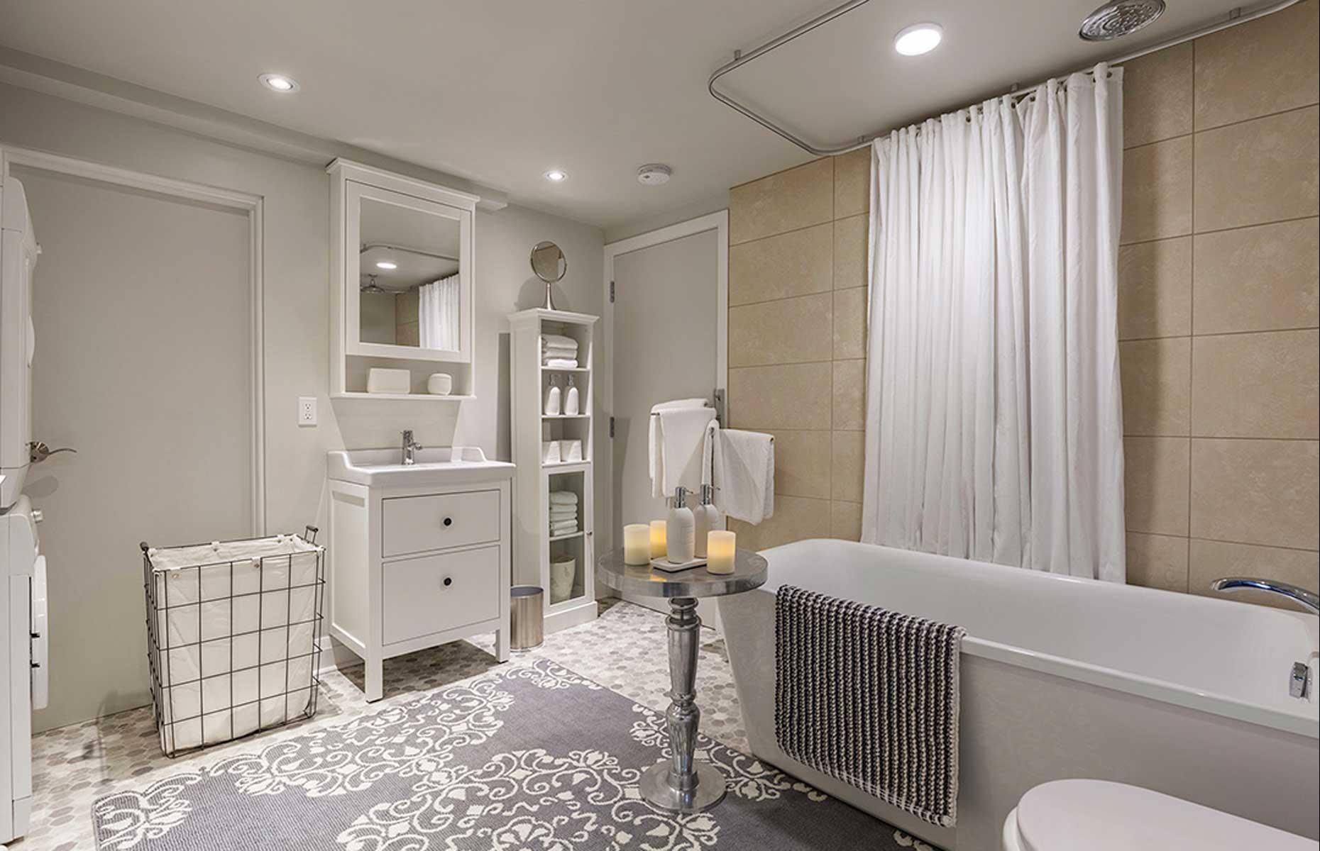 Large and luxurious bathroom