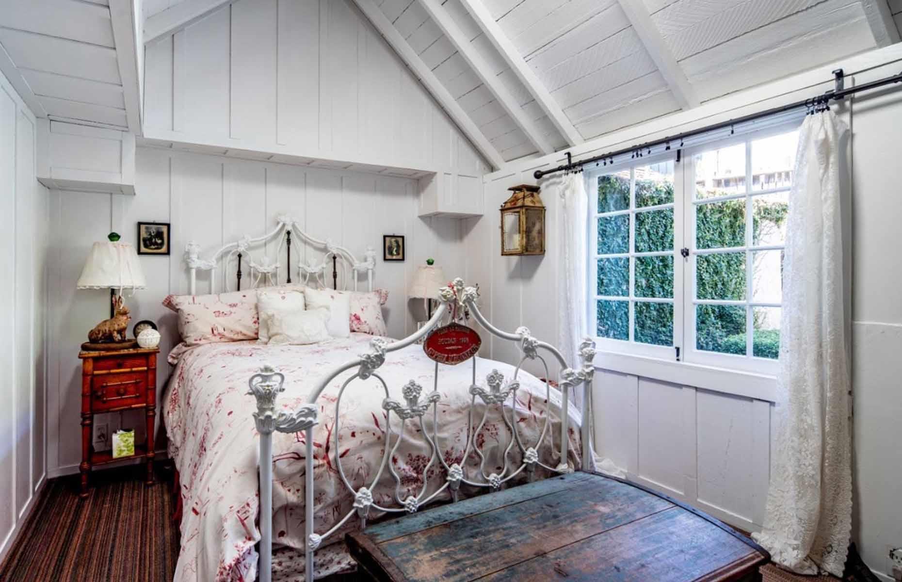 Enchanting cottage, California, USA