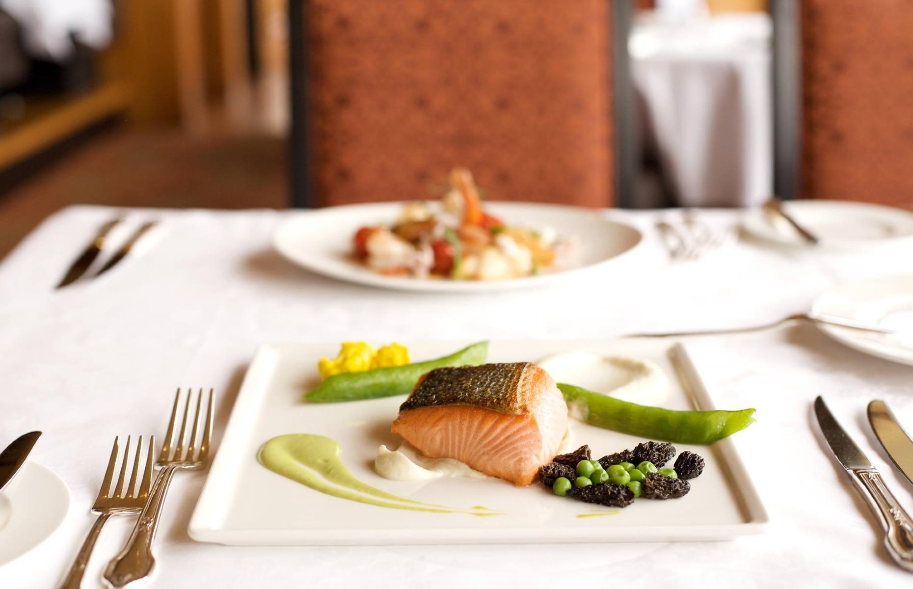 Alaska: Crow’s Nest, The Hotel Captain Cook, Anchorage