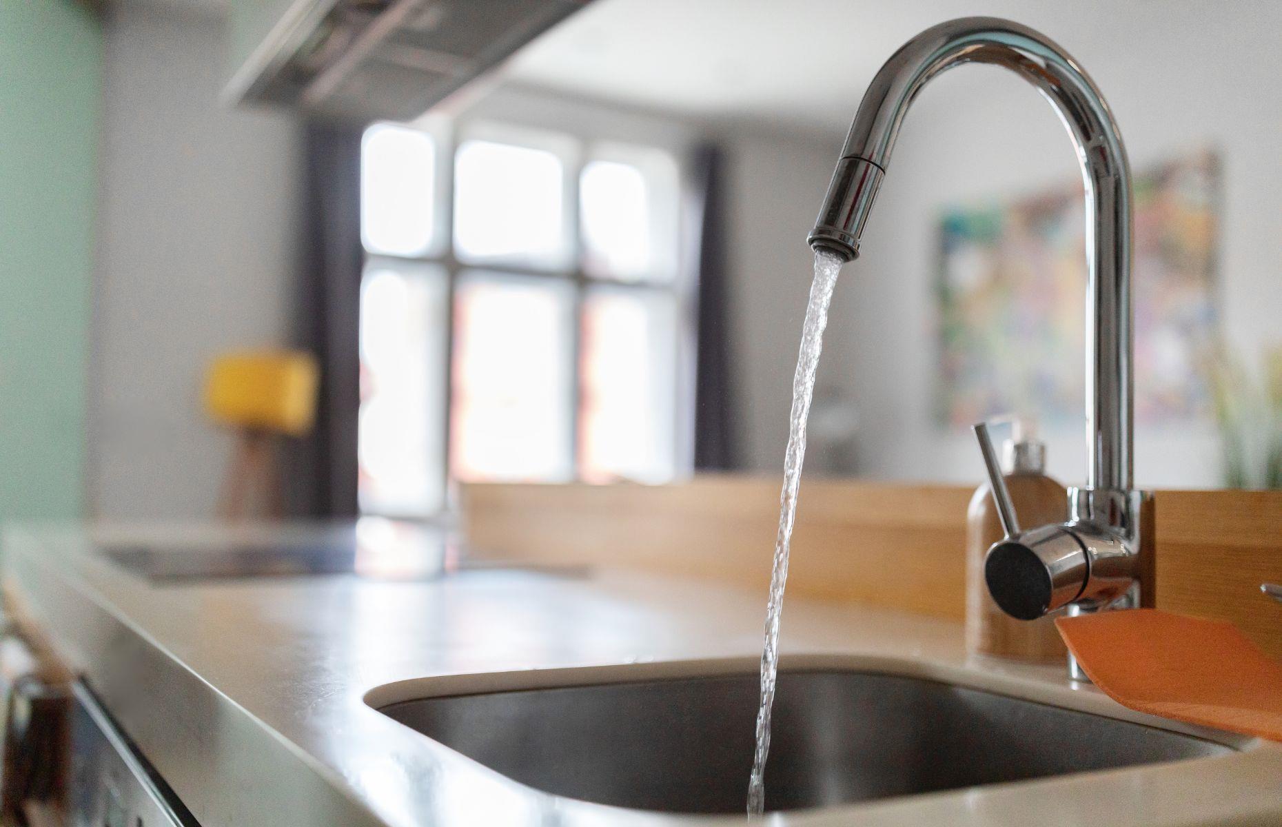 La graisse n’obstrue pas les canalisations si on verse de l’eau bouillante