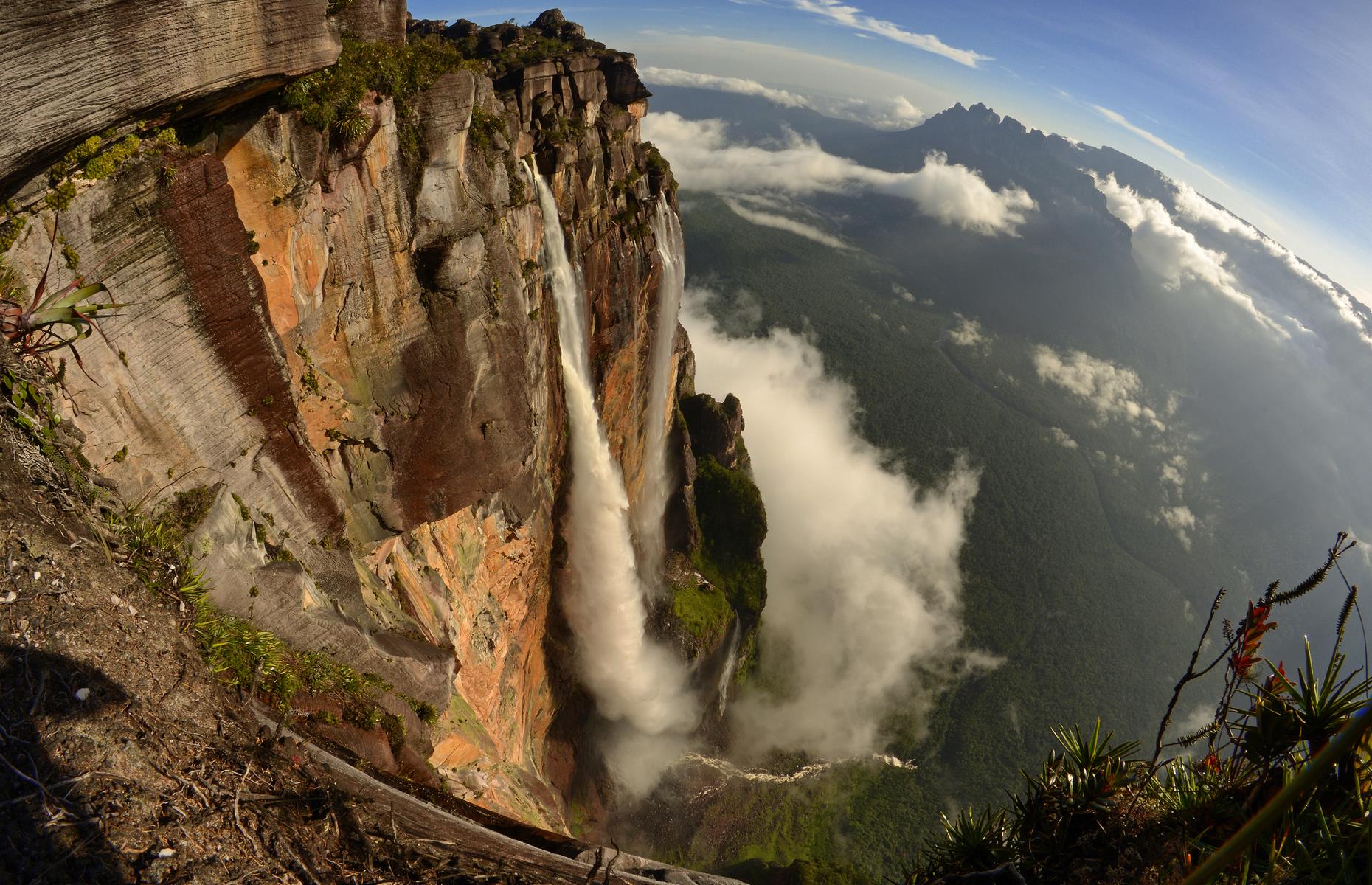 Какой водопад самый высокий. Водопад Анхель Венесуэла. Водопад сальто Анхель Венесуэла. Боливар Венесуэла водопад. Ориноко водопад Анхель.
