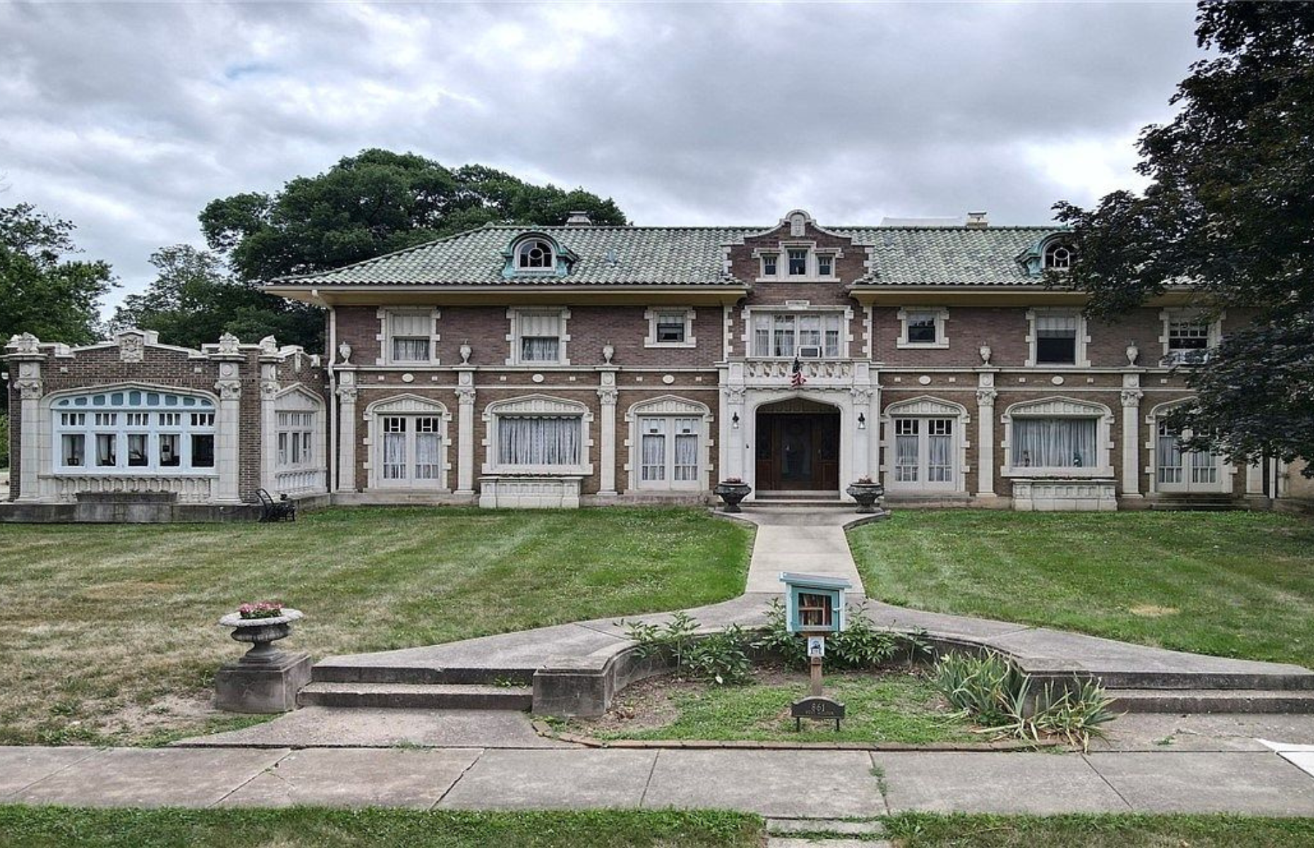 Palatial brick home, Decatur, Illinois: $349,900 (£286k)