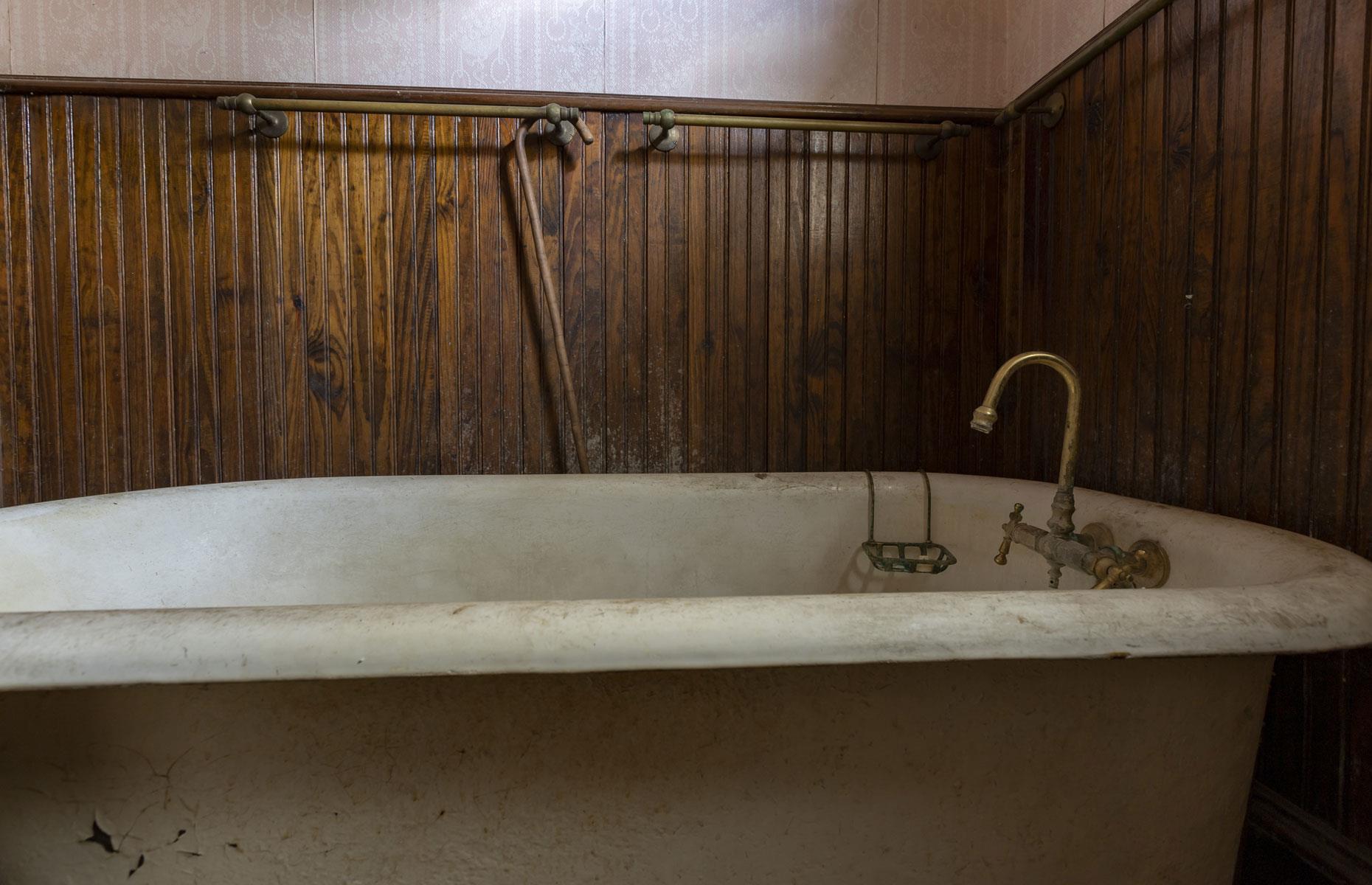 Traditional tub