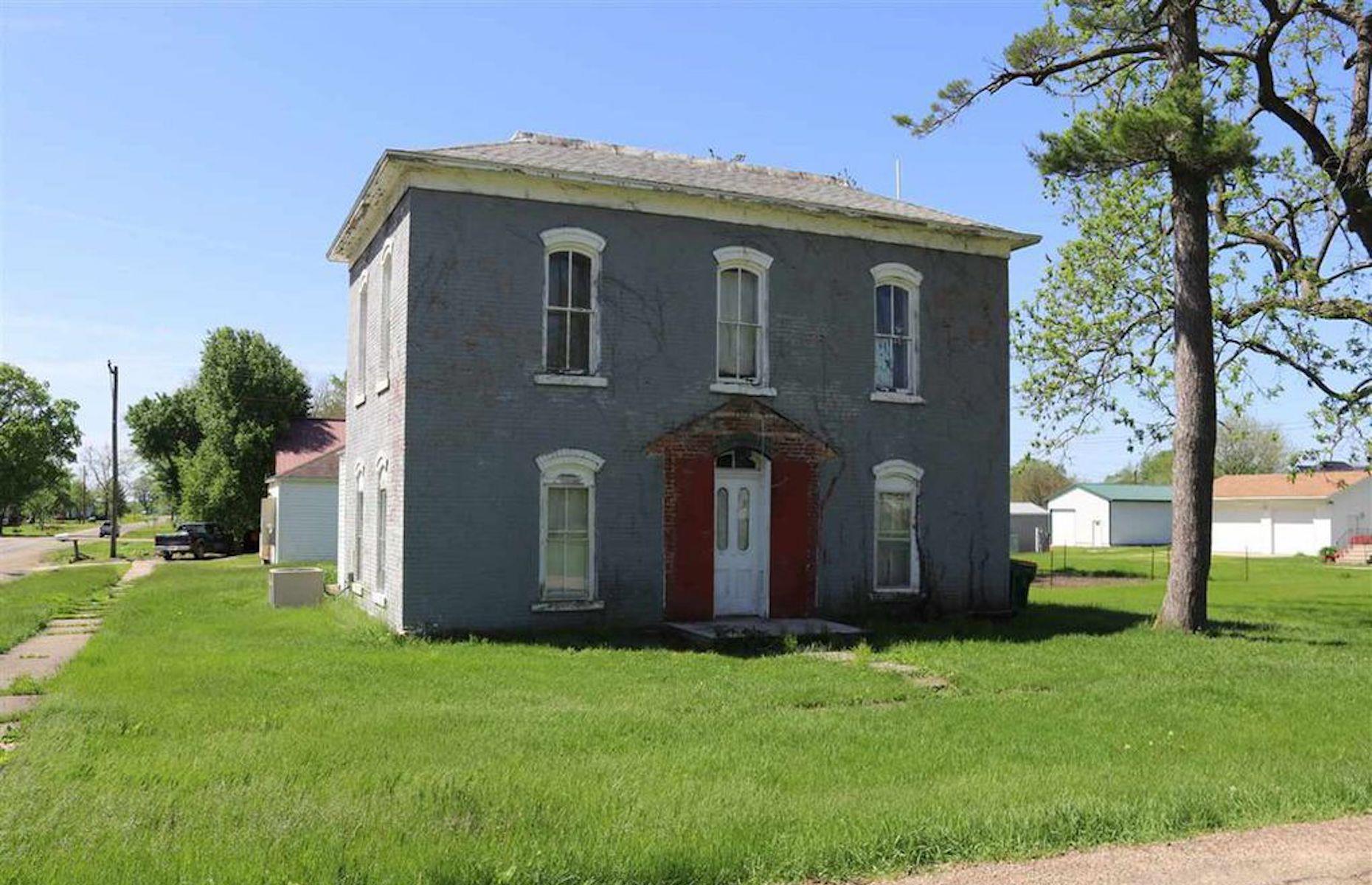 Blue house, Iowa, USA: $25,000 (£20k)