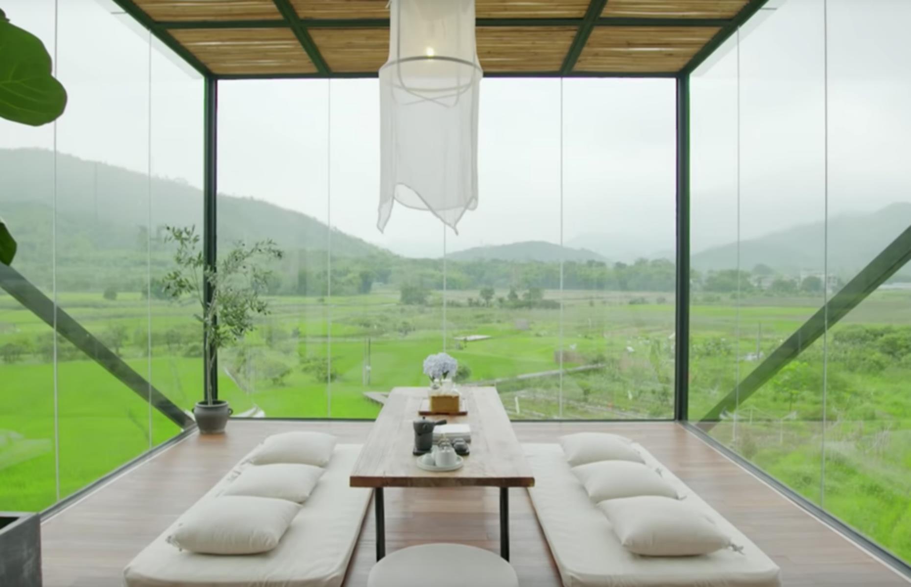 Country home: dramatic glass extension
