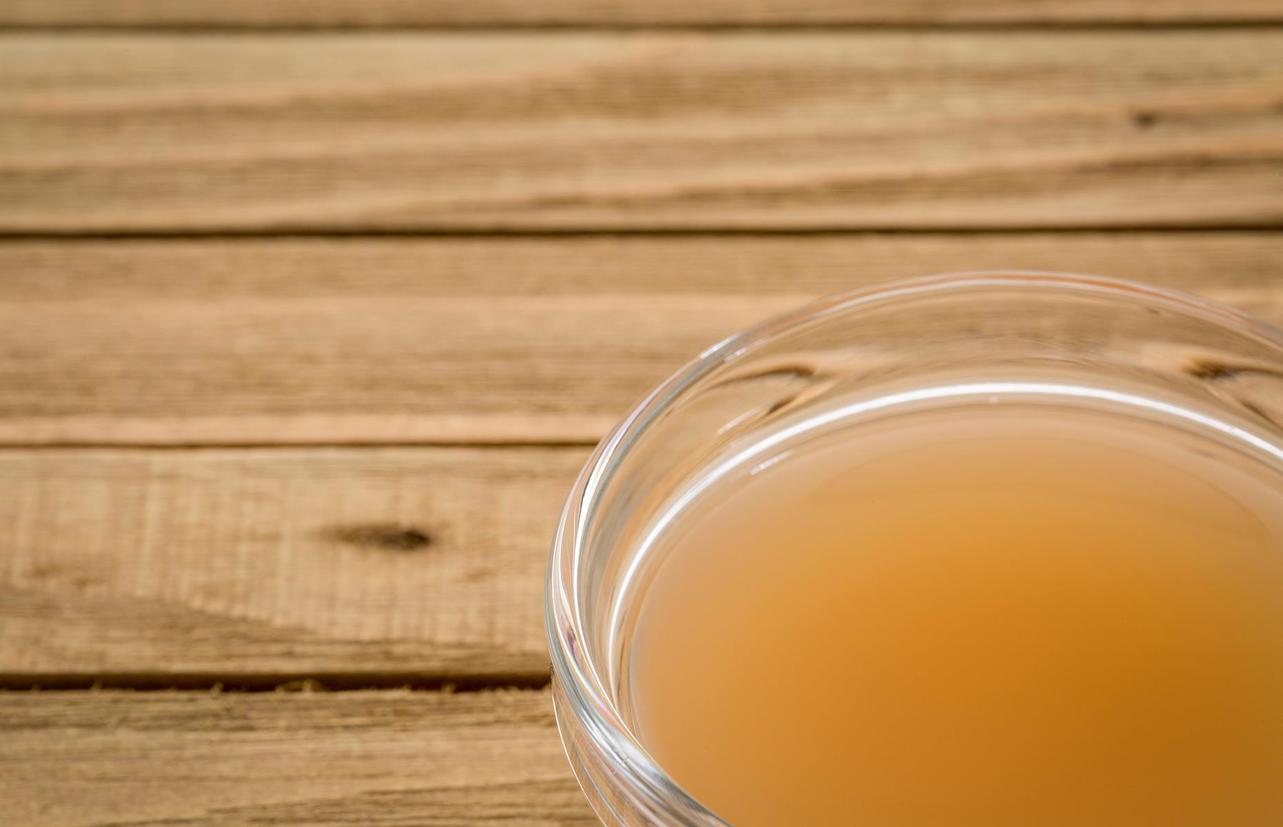 Lift wooden floorboards with apple cider vinegar