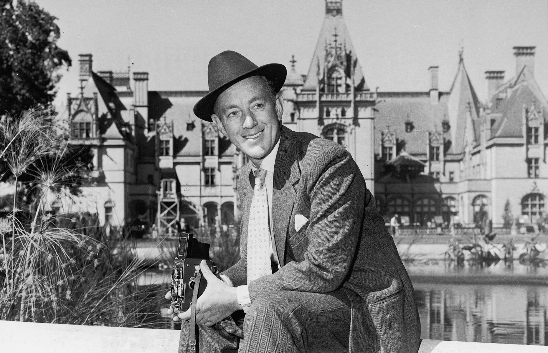 1956: Alec Guiness poses outside Biltmore