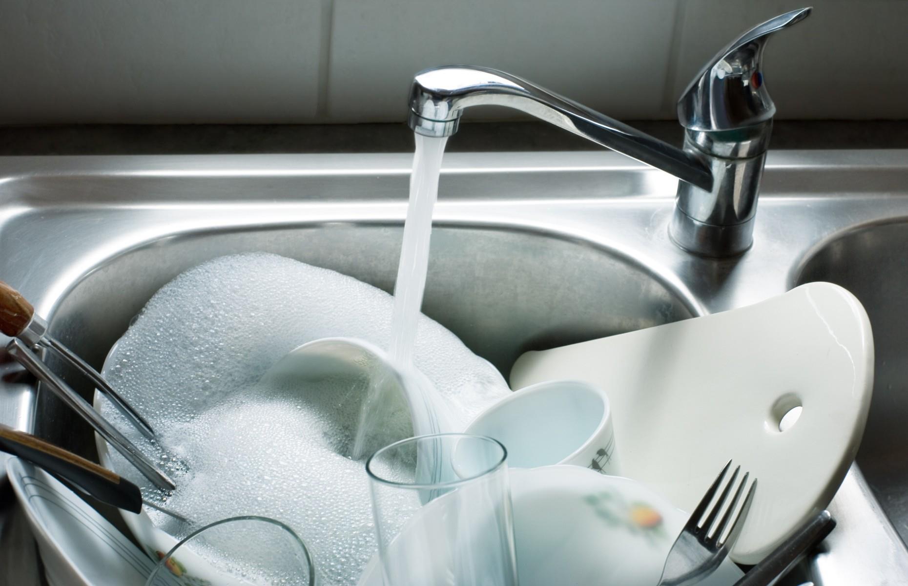 Geschirr im Waschbecken stapeln