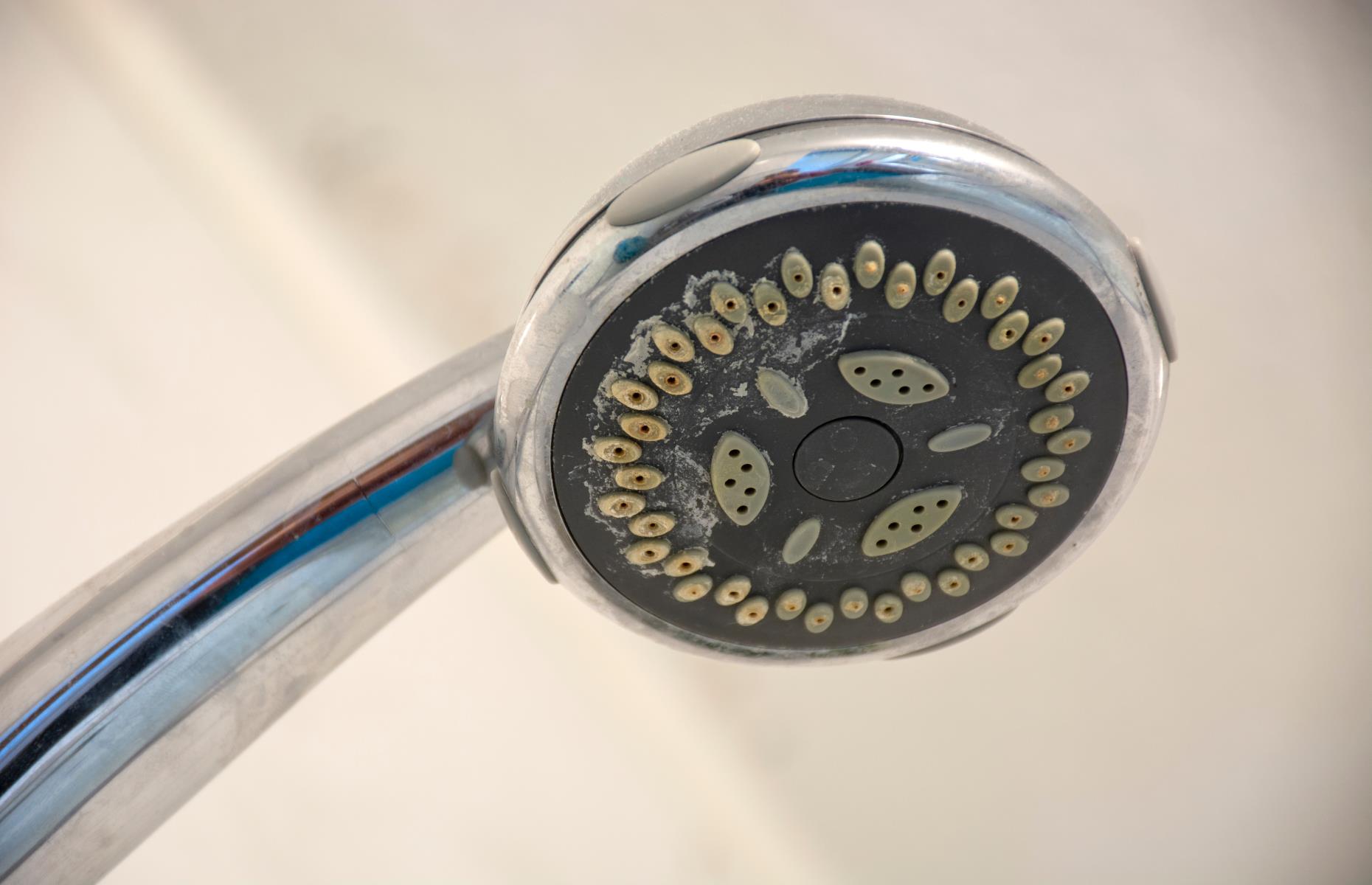 Eliminar la acumulación de agua dura