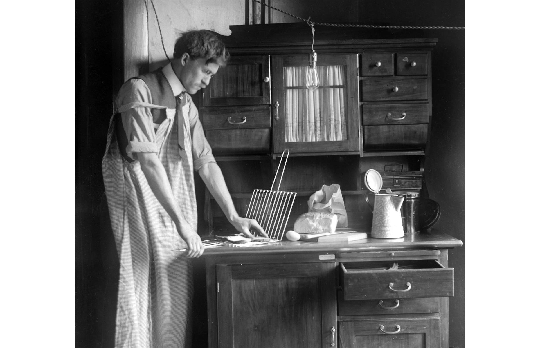 1900s: the Hoosier cabinet