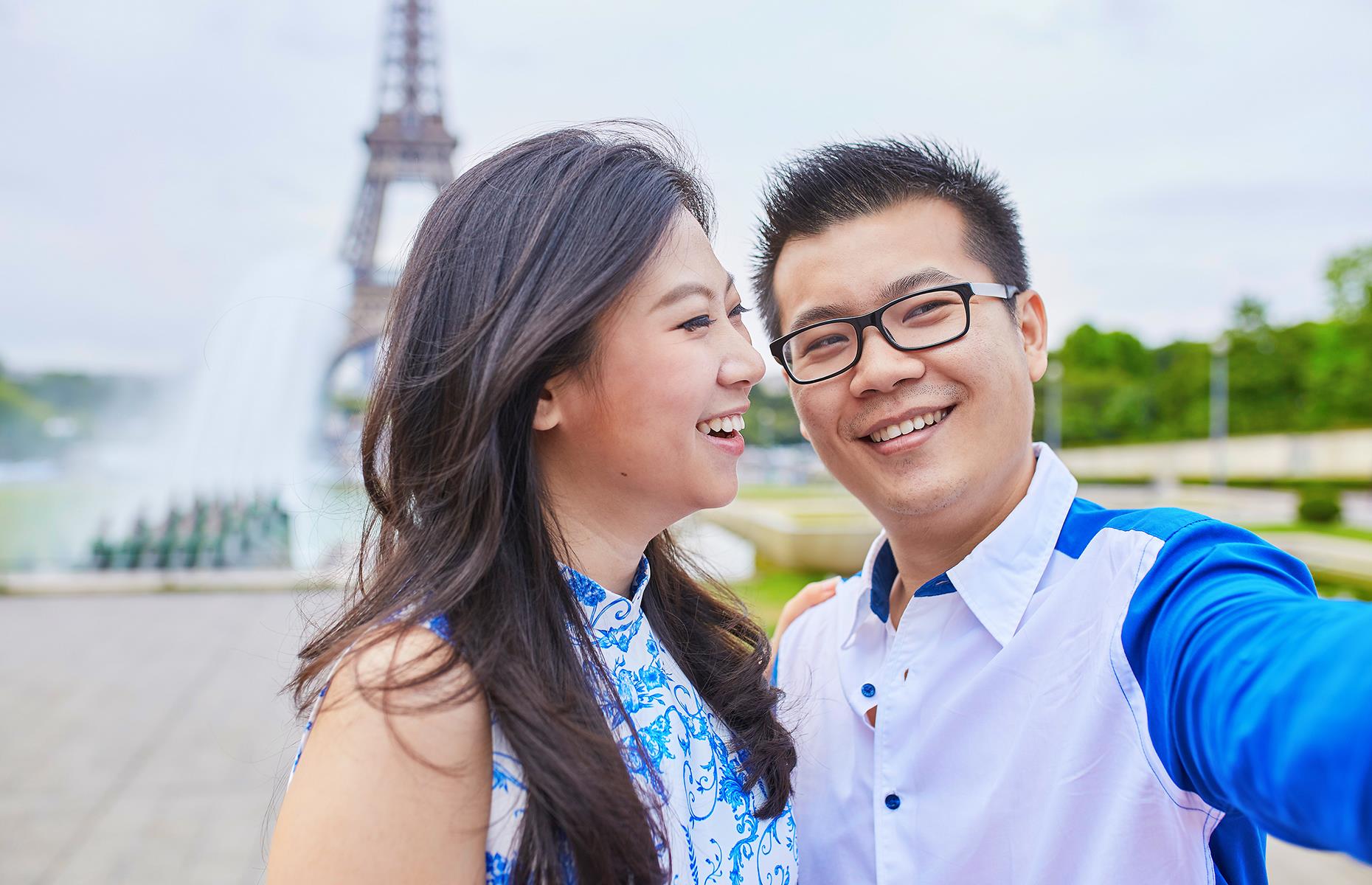 The close-up selfie in front of a famous landmark 