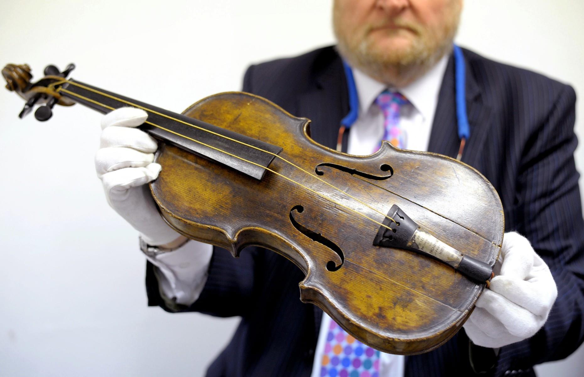 Titanic violin: $1.17 million (£900k) 