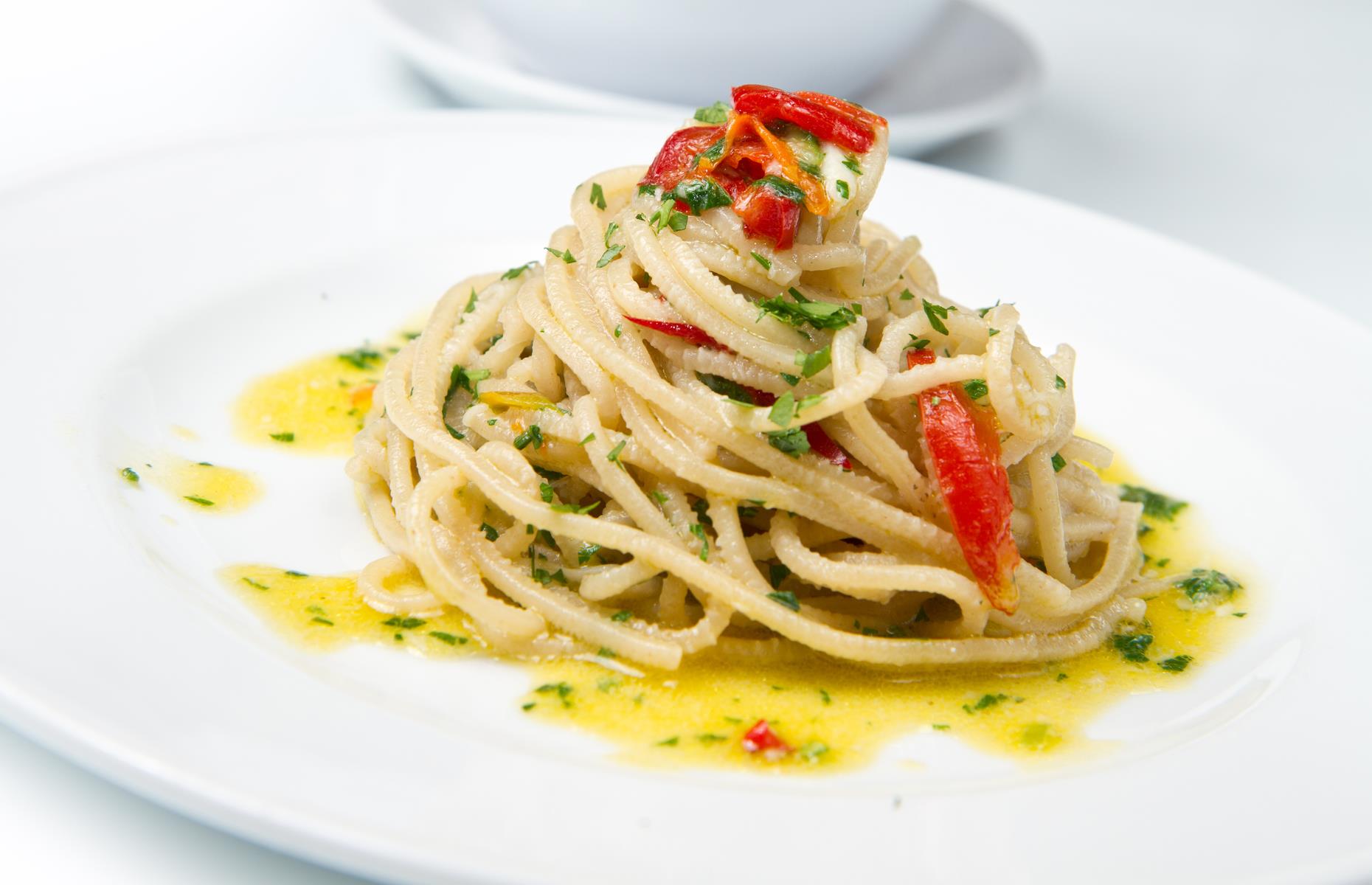 Chilli spaghetti with garlic and parsley