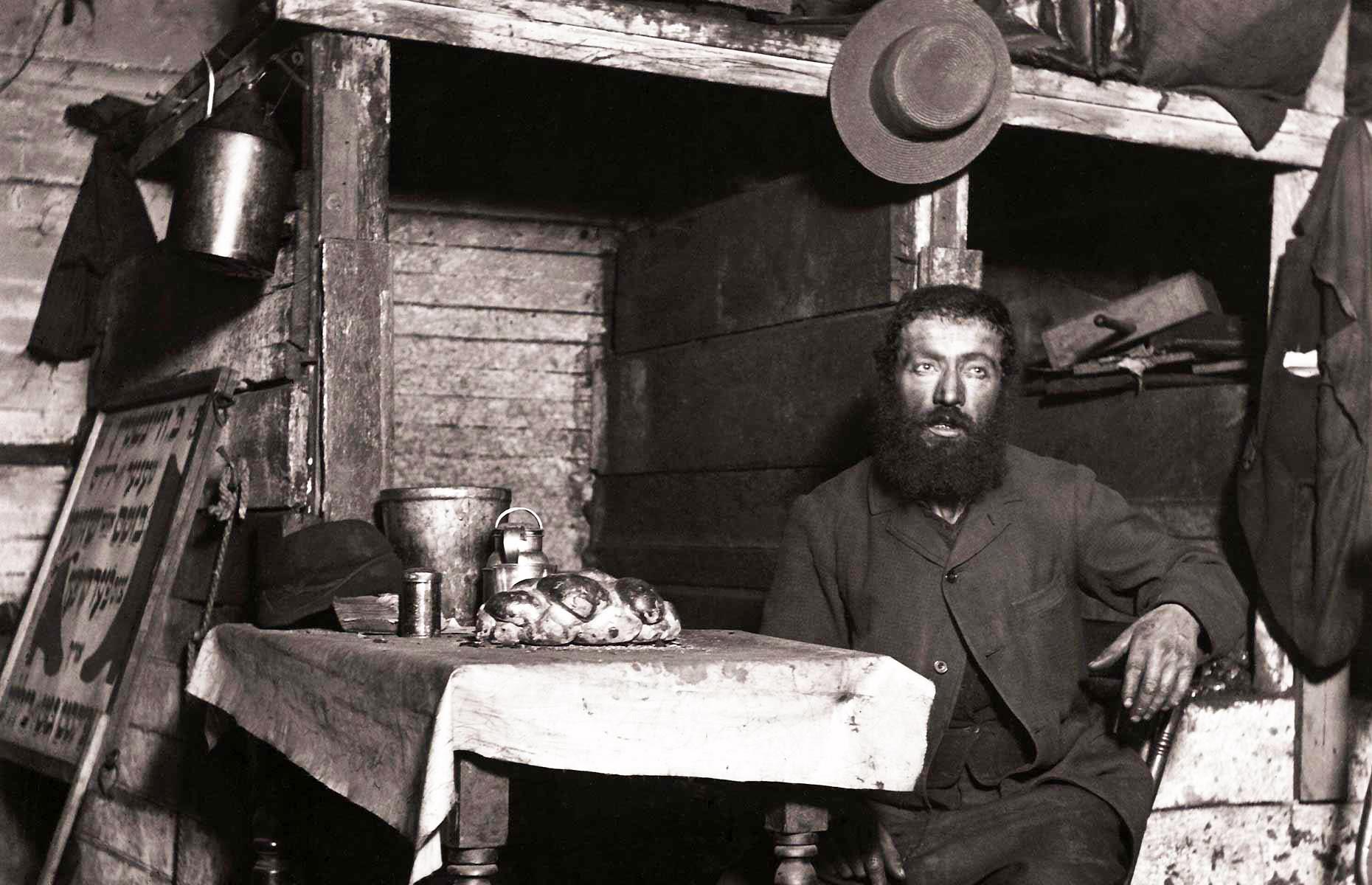 1889: Interior de la humilde vivienda de un zapatero