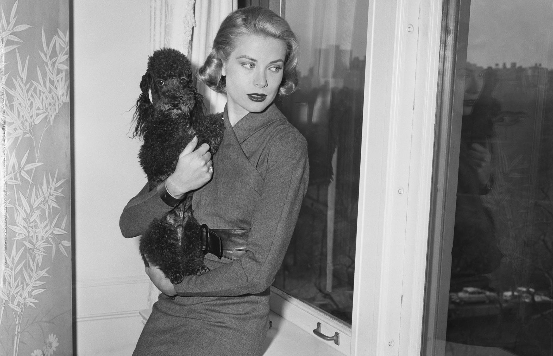 1956: La princesa Grace de Mónaco en su apartamento de la Quinta Avenida, Nueva York, EE.UU.